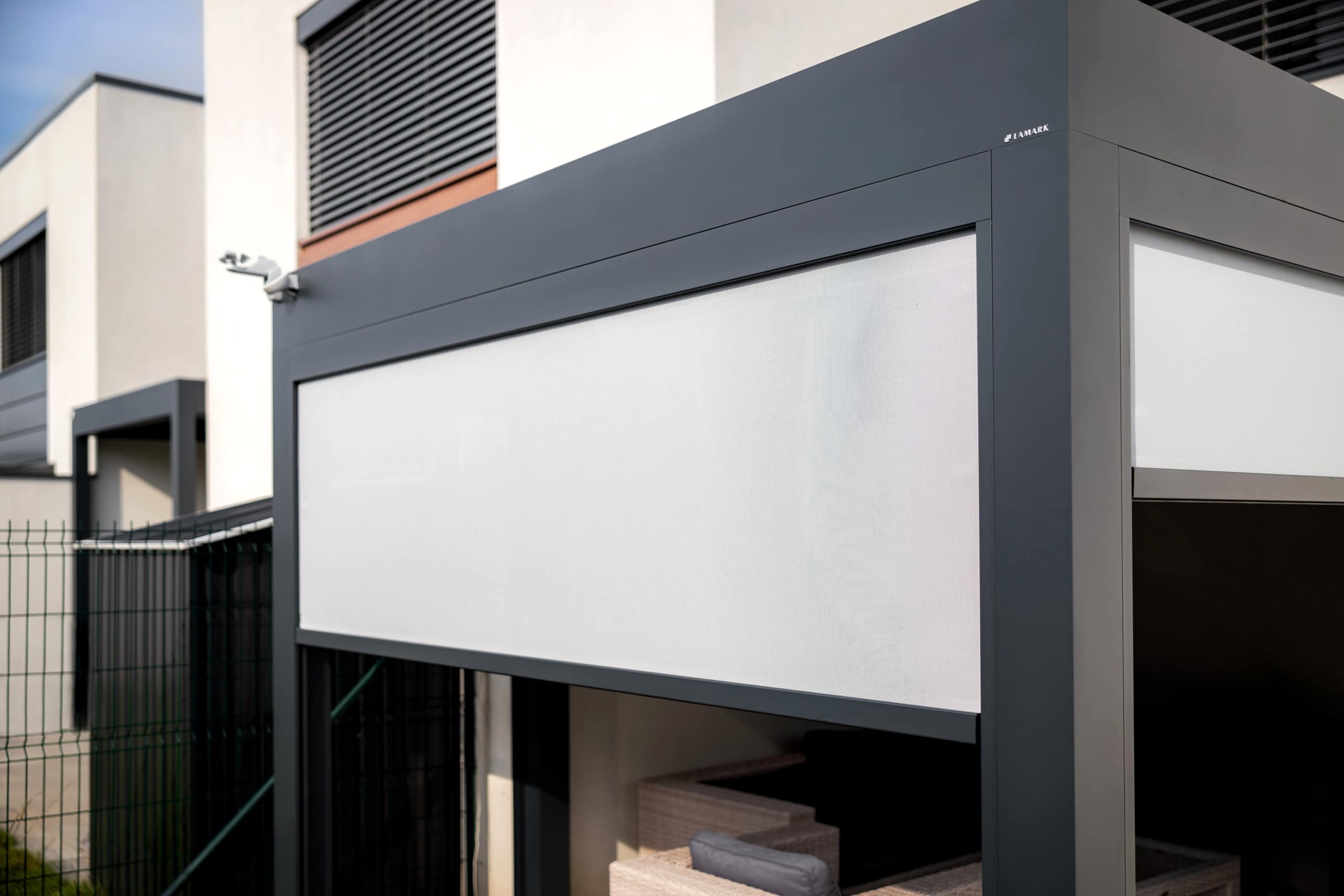 Bioklimatická pergola LAMARK přisazená ke stěně | Pardubice | Boční stínění - screenové rolety | Šedá antracitová barva | Dešťové čidlo | Větrné čidlo | Ovládání | LED osvětlení