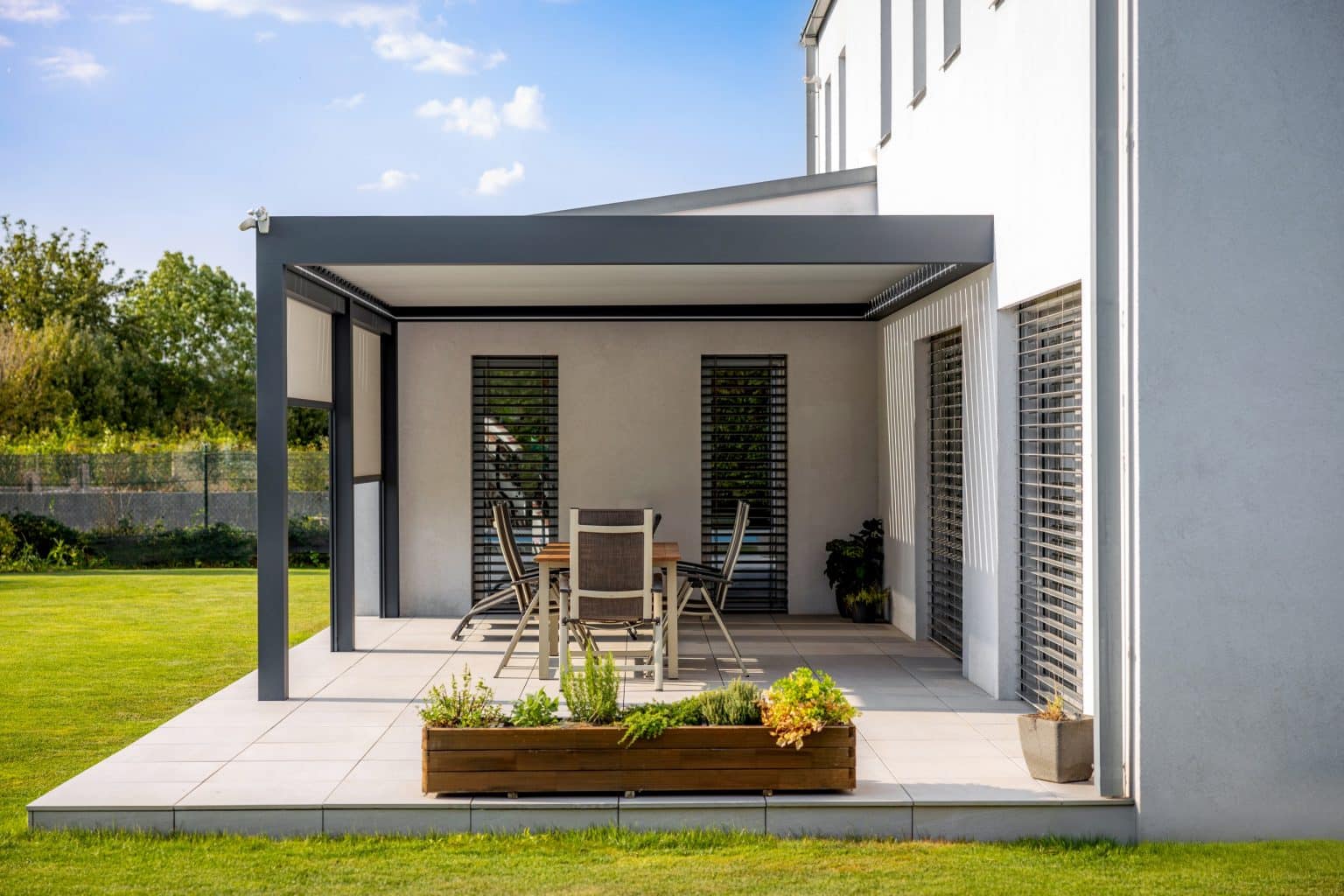 Bioklimatická pergola LAMARK přisazená ke stěně | Pátek | Boční stínění - screenové rolety | Šedá antracitová barva | Dešťové čidlo | Větrné čidlo | Ovládání | LED osvětlení