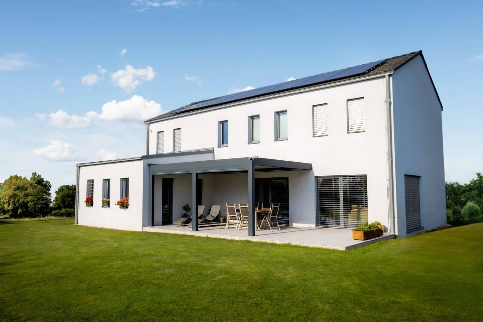 Bioklimatická pergola LAMARK přisazená ke stěně | Pátek | Boční stínění - screenové rolety | Šedá antracitová barva | Dešťové čidlo | Větrné čidlo | Ovládání | LED osvětlení