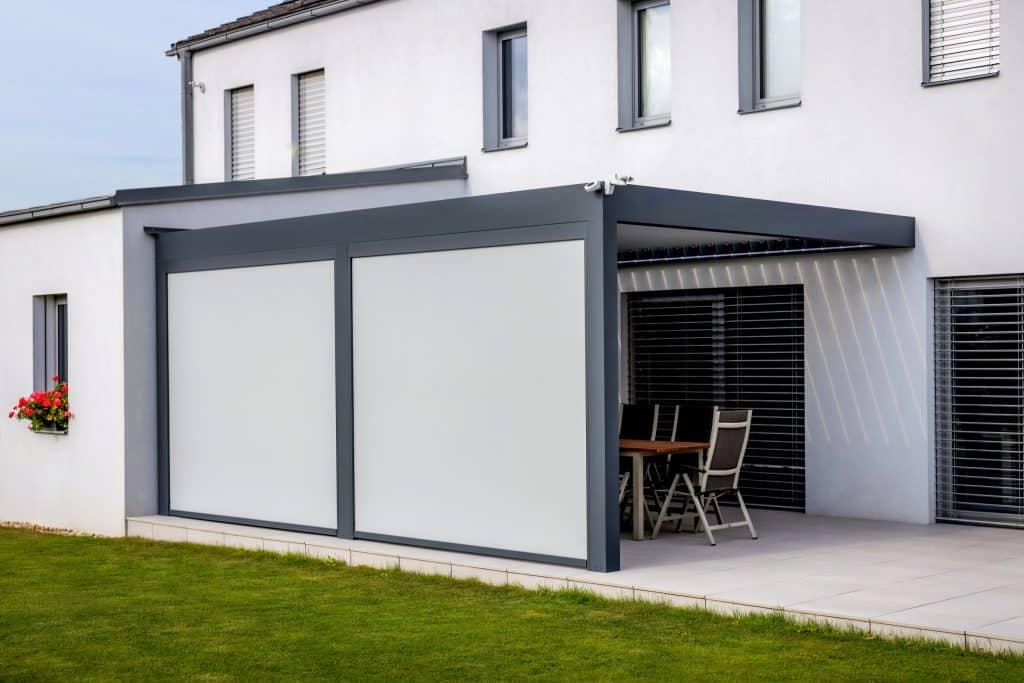 Zatažené rolety bioklimatické pergoly LAMARK přisazené ke stěně | Pátek | Boční stínění - screenové rolety | Šedá antracitová barva | Dešťové čidlo | Větrné čidlo | Ovládání | LED osvětlení