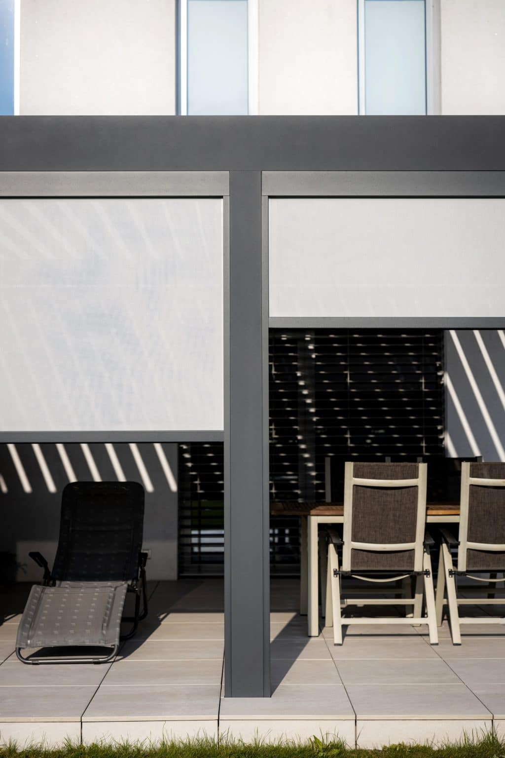 Screenové rolety bioklimatické pergoly LAMARK přisazené ke stěně | Pátek | Boční stínění - screenové rolety | Šedá antracitová barva