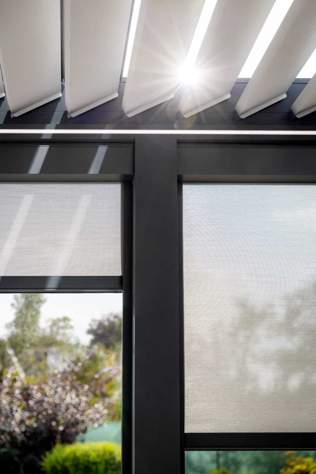 Detail lamel a screenových rolet | Bioklimatická pergola LAMARK přisazená ke stěně | Pátek | Boční stínění | Šedá antracitová barva | LED osvětlení