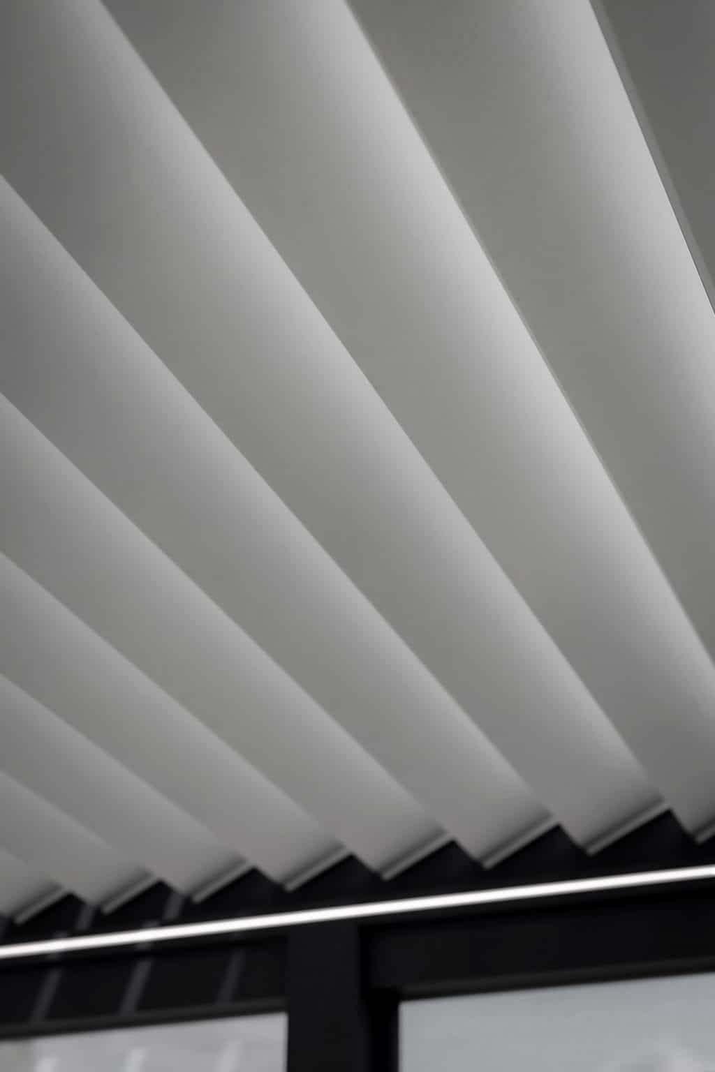 Detail lamel bioklimatické pergoly LAMARK přisazené ke stěně | Pátek | Boční stínění - screenové rolety | Šedá antracitová barva | LED osvětlení