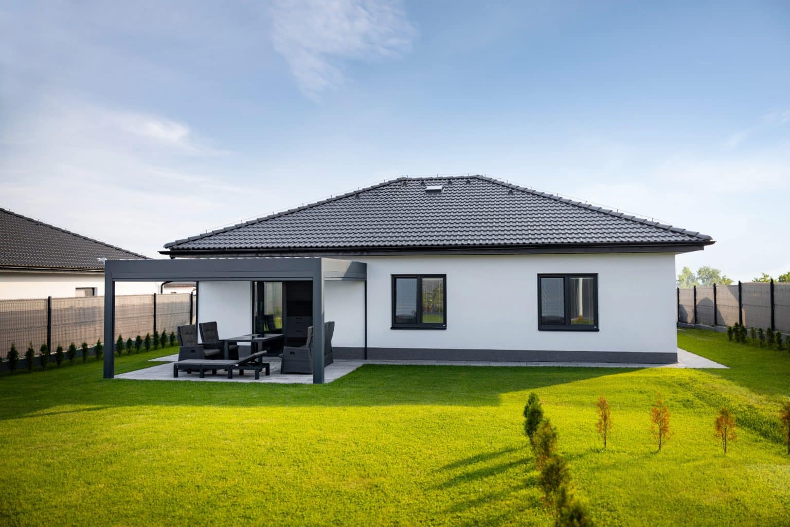 Bioklimatická pergola LAMARK přisazená ke stěně | Staré Nechanice | Boční stínění - screenové rolety | Šedá antracitová barva | Dešťové čidlo | Větrné čidlo | Ovládání | LED osvětlení