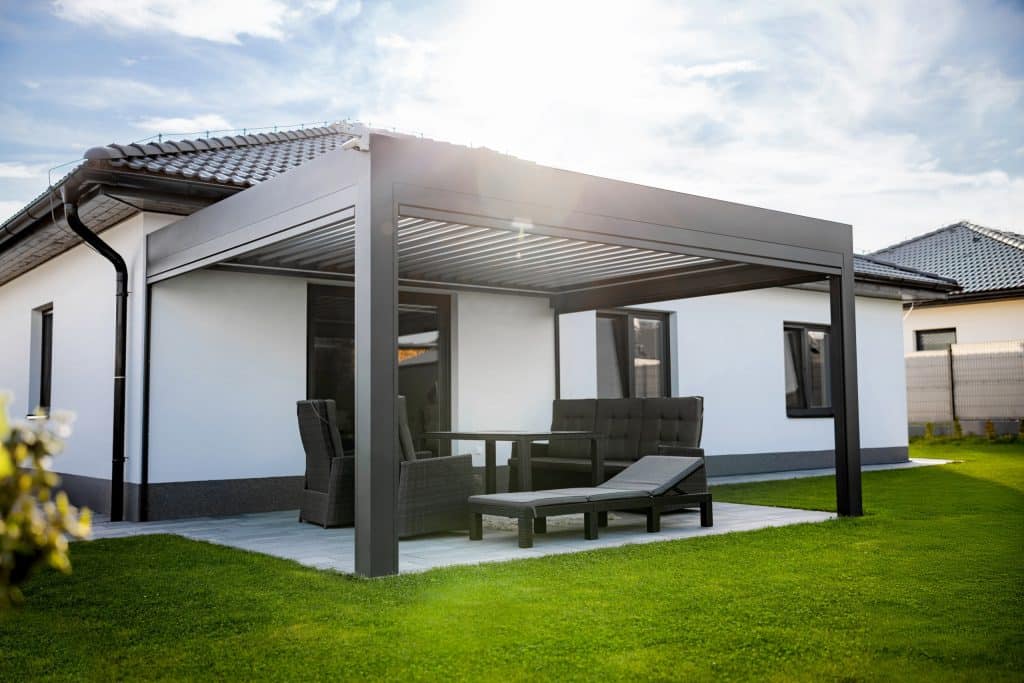 Bioklimatická pergola LAMARK přisazená ke stěně | Staré Nechanice | Boční stínění - screenové rolety | Šedá antracitová barva | Dešťové čidlo | Větrné čidlo | Ovládání | LED osvětlení