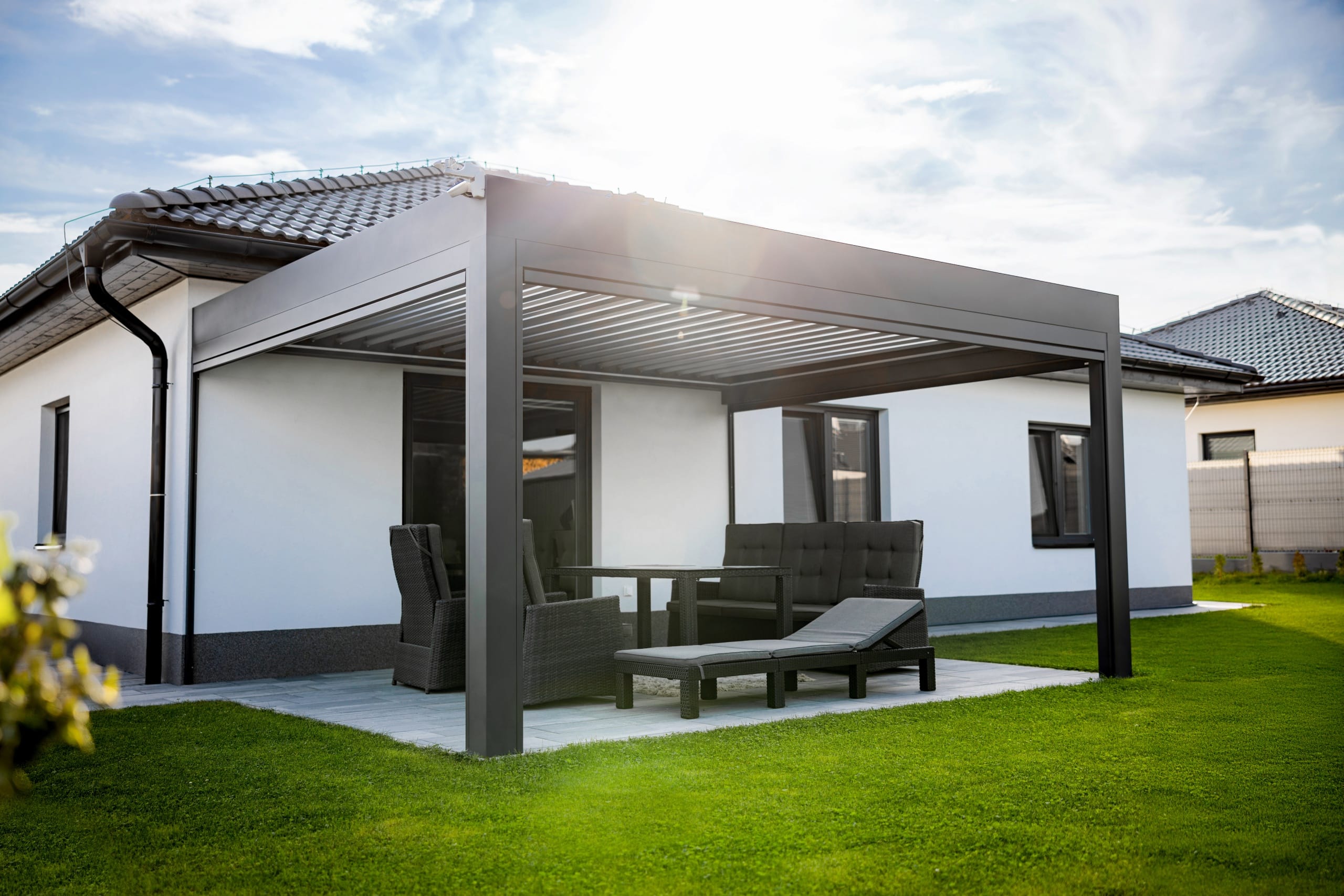 Bioklimatická pergola LAMARK přisazená ke stěně | Staré Nechanice | Boční stínění - screenové rolety | Šedá antracitová barva | Dešťové čidlo | Větrné čidlo | Ovládání | LED osvětlení