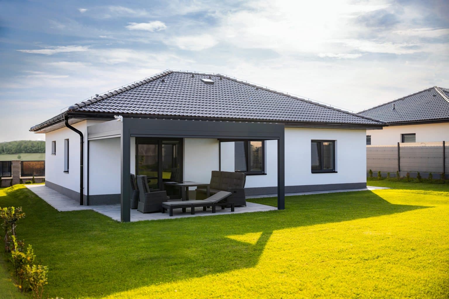 Bioklimatická pergola LAMARK přisazená ke stěně | Staré Nechanice | Boční stínění - screenové rolety | Šedá antracitová barva | Dešťové čidlo | Větrné čidlo | Ovládání | LED osvětlení