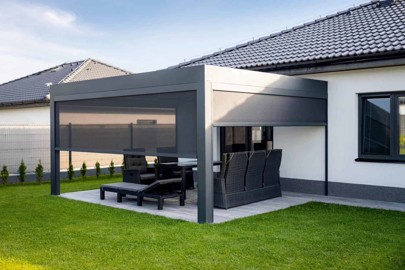 Bioklimatická pergola LAMARK přisazená ke stěně | Staré Nechanice | Boční stínění - screenové rolety | Šedá antracitová barva | Dešťové čidlo | Větrné čidlo | Ovládání | LED osvětlení