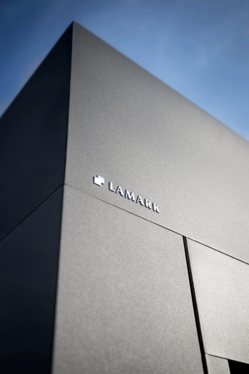 Detail loga LAMARK | Bioklimatická pergola LAMARK přisazená ke stěně | Staré Nechanice | Boční stínění - screenové rolety | Šedá antracitová barva