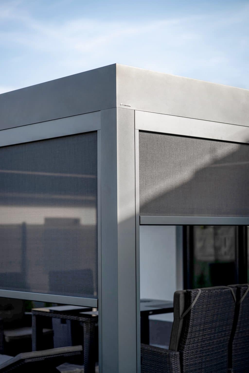 Detail screenových rolet bioklimatické pergoly LAMARK přisazené ke stěně | Staré Nechanice | Boční stínění | Šedá antracitová barva