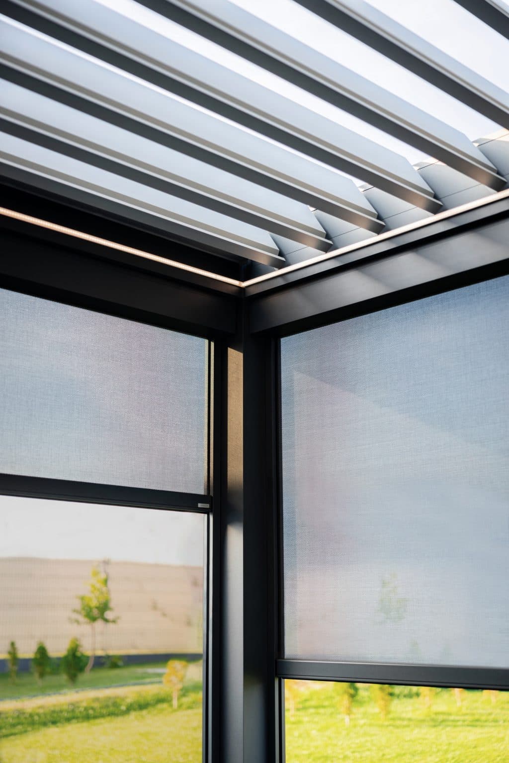 Detail screenových rolet bioklimatické pergoly LAMARK přisazené ke stěně | Staré Nechanice | Boční stínění | Šedá antracitová barva | LED osvětlení