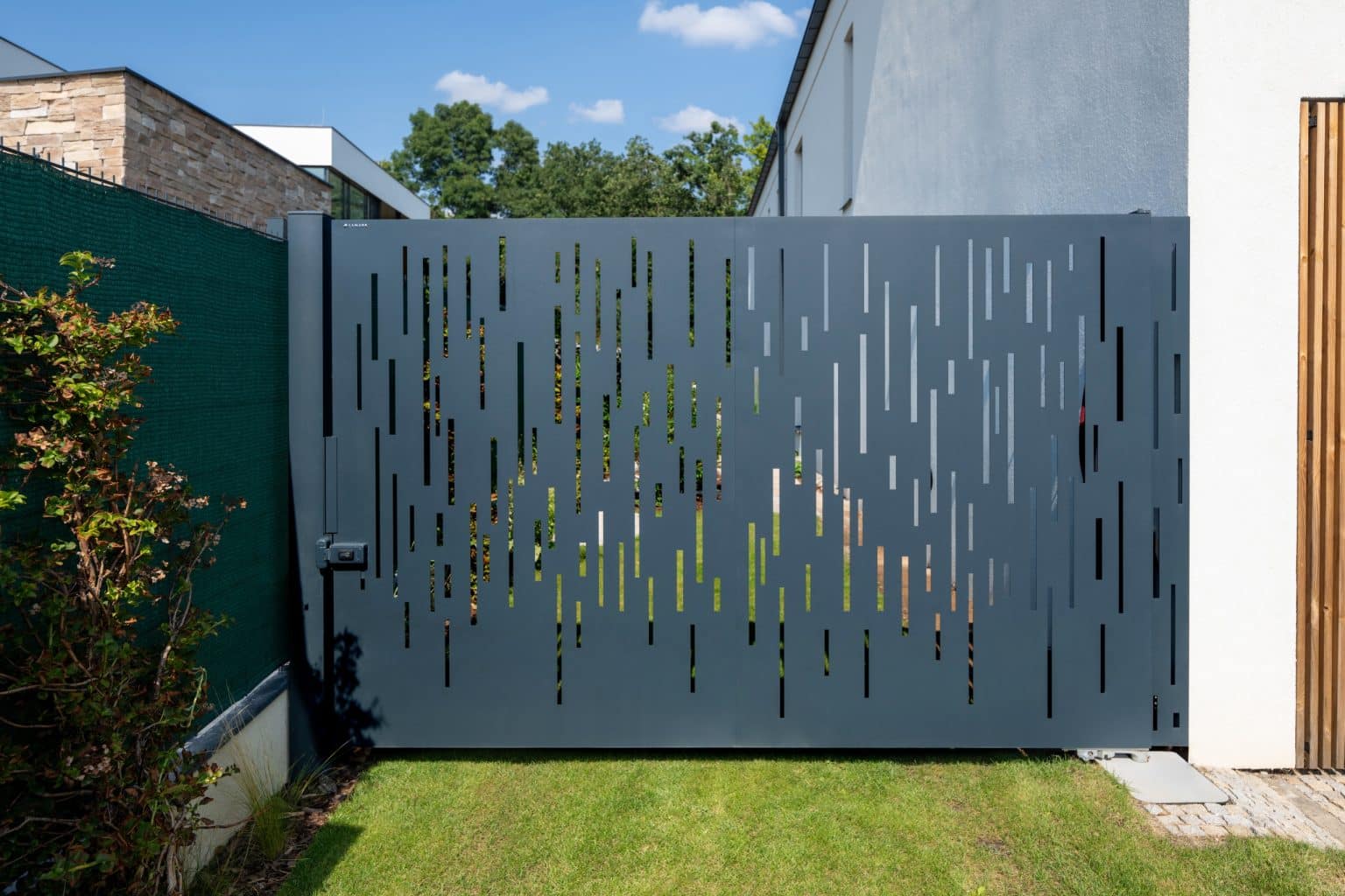 Desková otočná dvoukřídlá brána LAMARK | Motiv Padul | Šedá antracitová barva | Hliníkové sloupky LAMARK