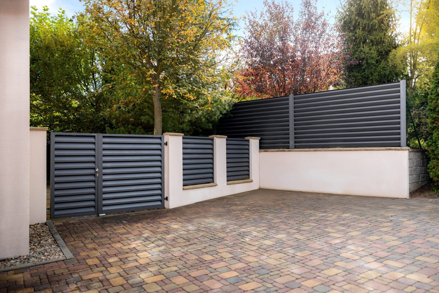 Hliníkový plot LAMARK | Motiv Alicante | Šedá antracitová barva | Zděné sloupky a hliníkové sloupky LAMARK