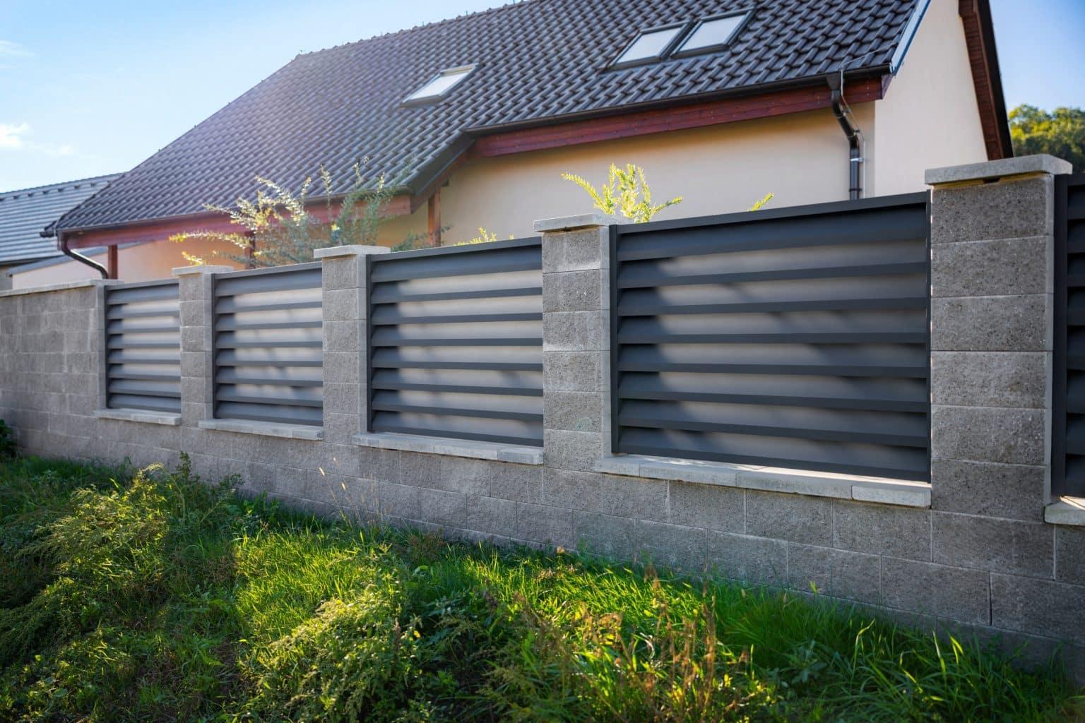 Hliníkový plot LAMARK | Motiv Alicante | Šedá antracitová barva | Zděné sloupky