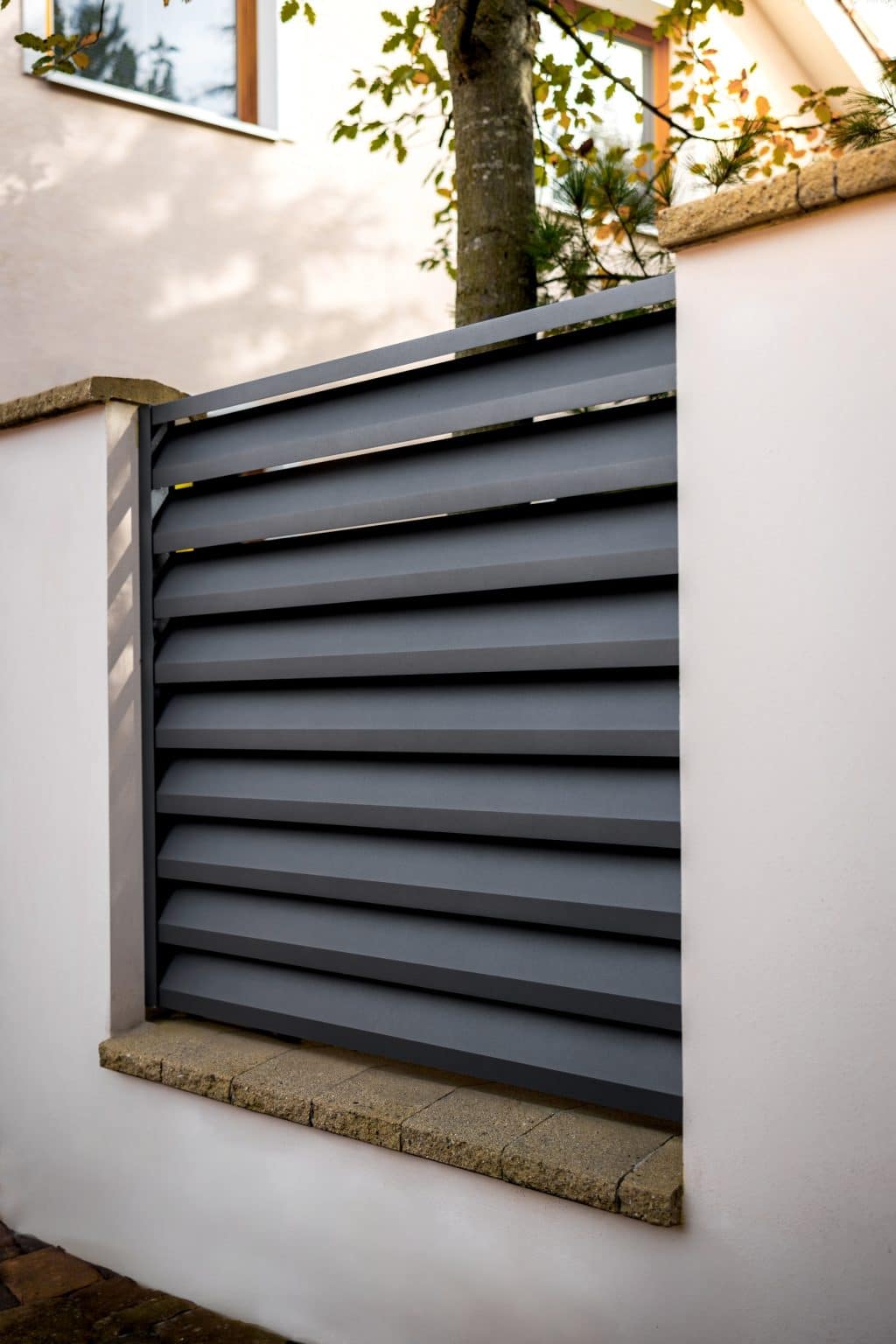 Hliníkový plot LAMARK | Motiv Alicante | Šedá antracitová barva | Zděné sloupky a hliníkové sloupky LAMARK