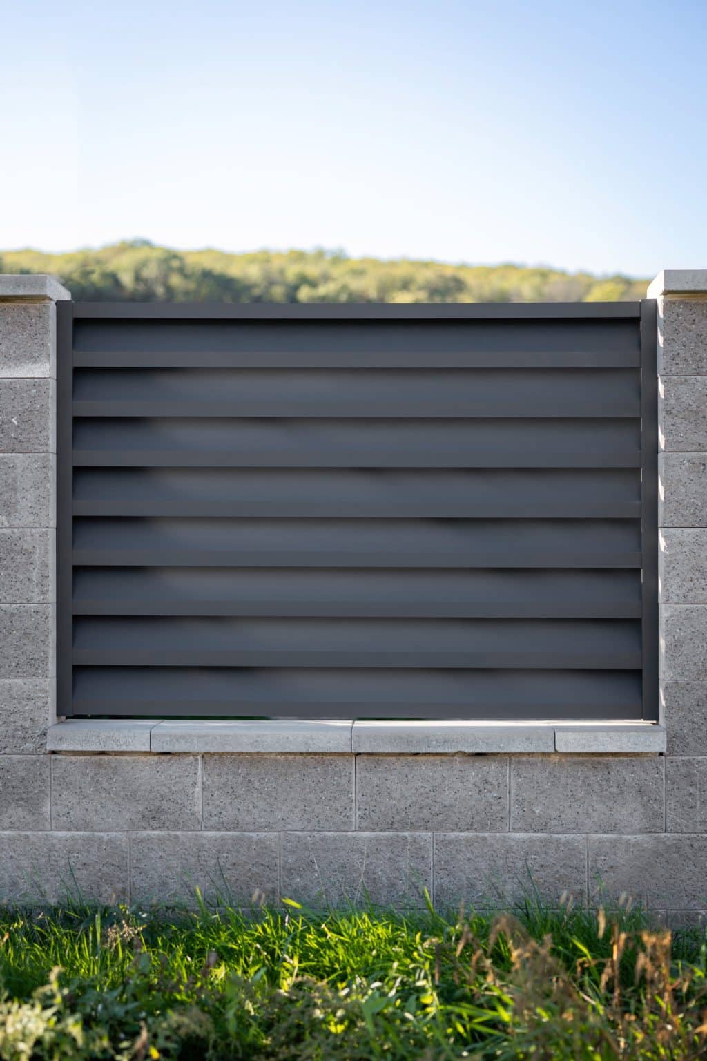 Hliníkový plot LAMARK | Motiv Alicante | Šedá antracitová barva | Zděné sloupky