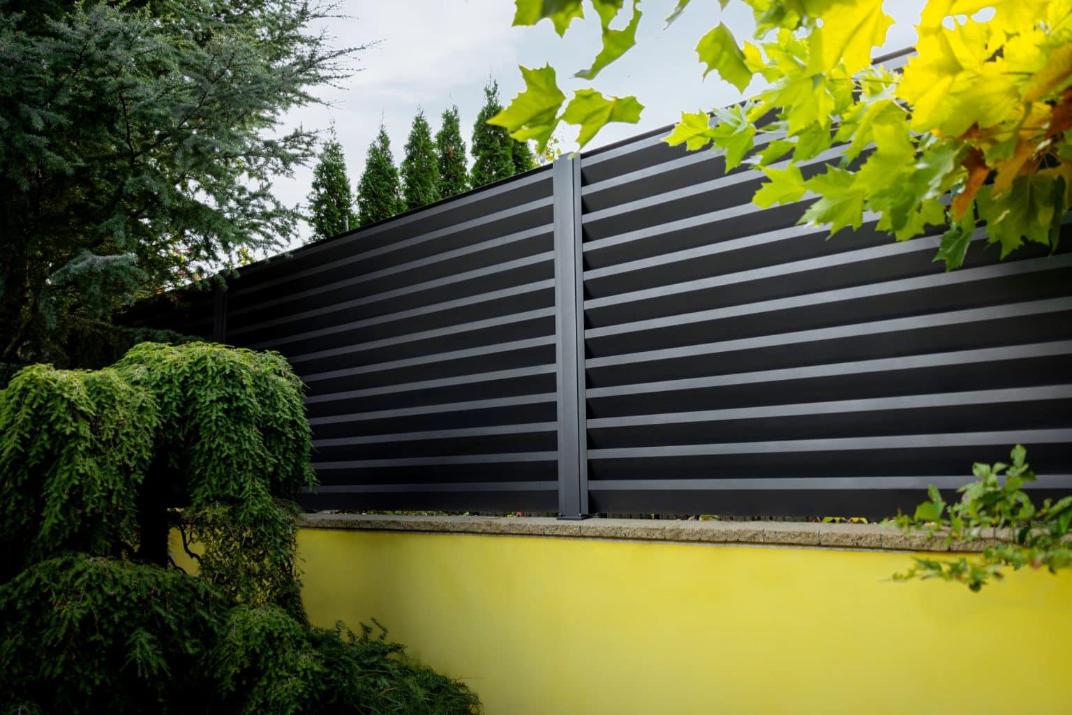 Hliníkový plot LAMARK | Motiv Alicante | Šedá antracitová barva | Zděné sloupky a hliníkové sloupky LAMARK