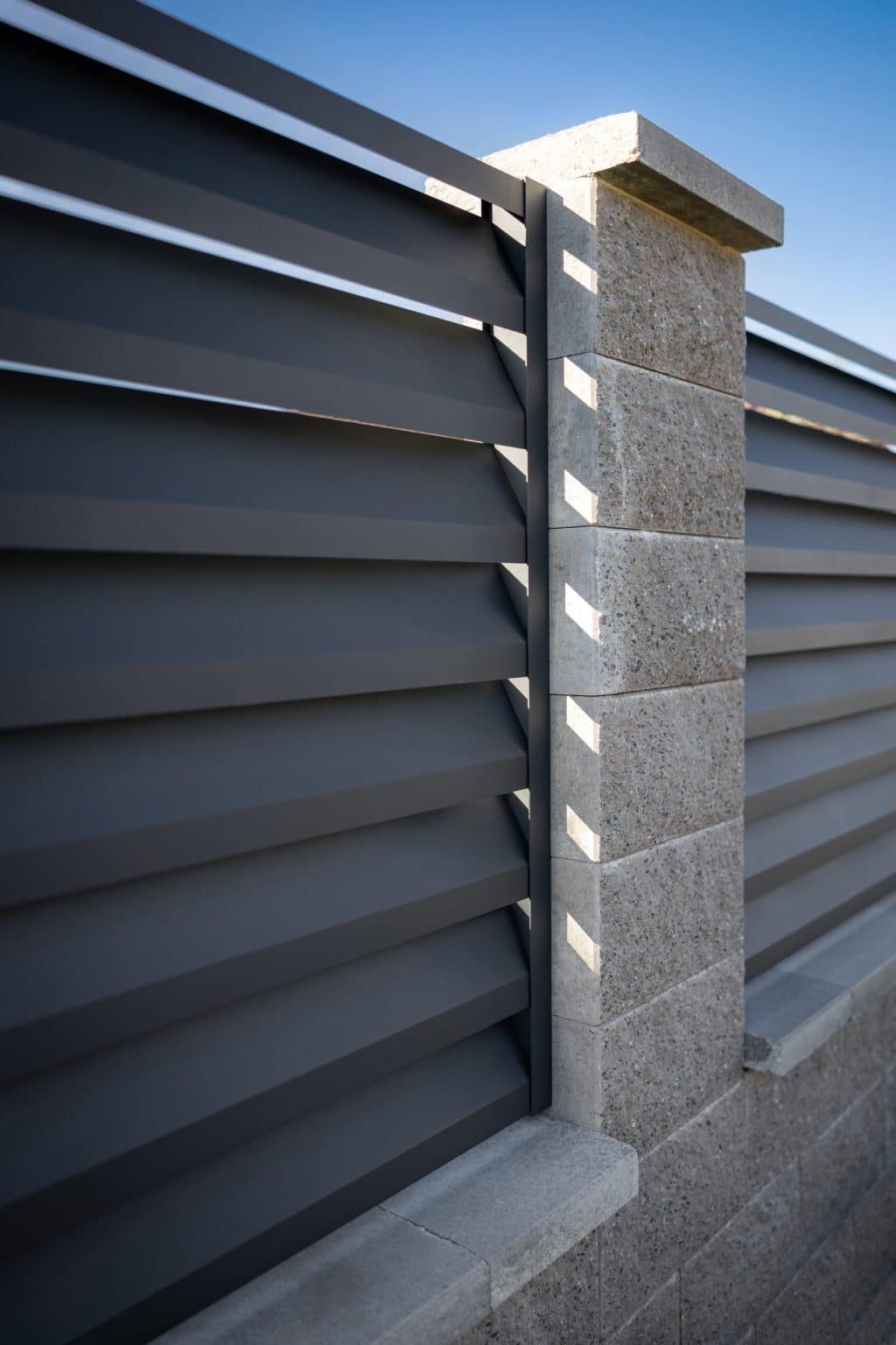 Detail hliníkového plotového dílce LAMARK | Motiv Alicante | Šedá antracitová barva | Zděné sloupky