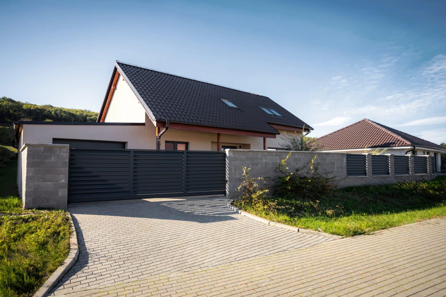 Hliníkový plot LAMARK | Motiv Alicante | Šedá antracitová barva | Zděné sloupky