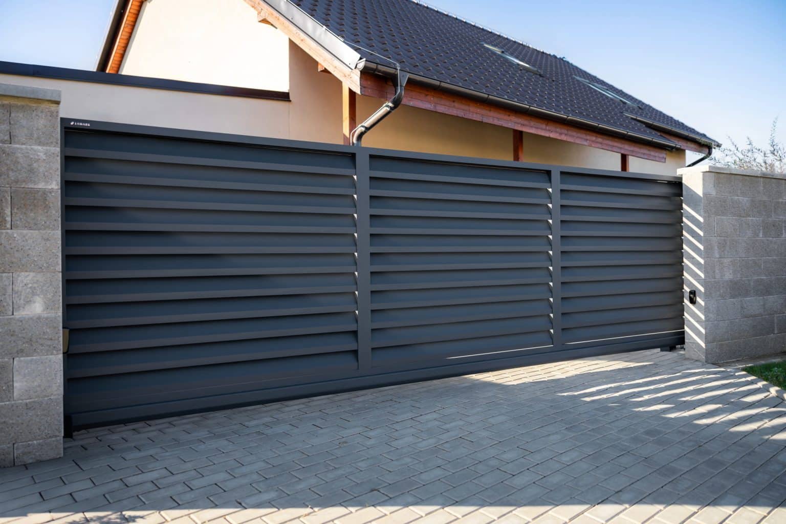 Hliníková samonosná posuvná brána LAMARK | Motiv Alicante | Šedá antracitová barva | Zděné sloupky