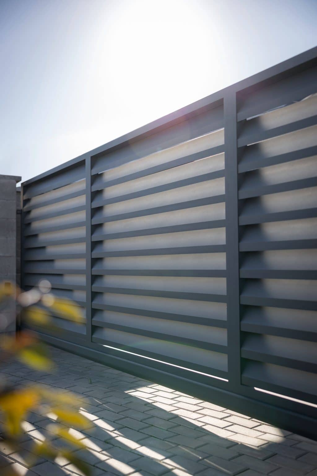 Hliníková samonosná posuvná brána LAMARK | Motiv Alicante | Šedá antracitová barva | Zděné sloupky