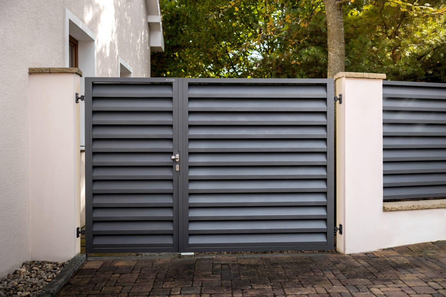 Hliníková dvoukřídlá branka LAMARK | Motiv Alicante | Šedá antracitová barva | Zděné sloupky