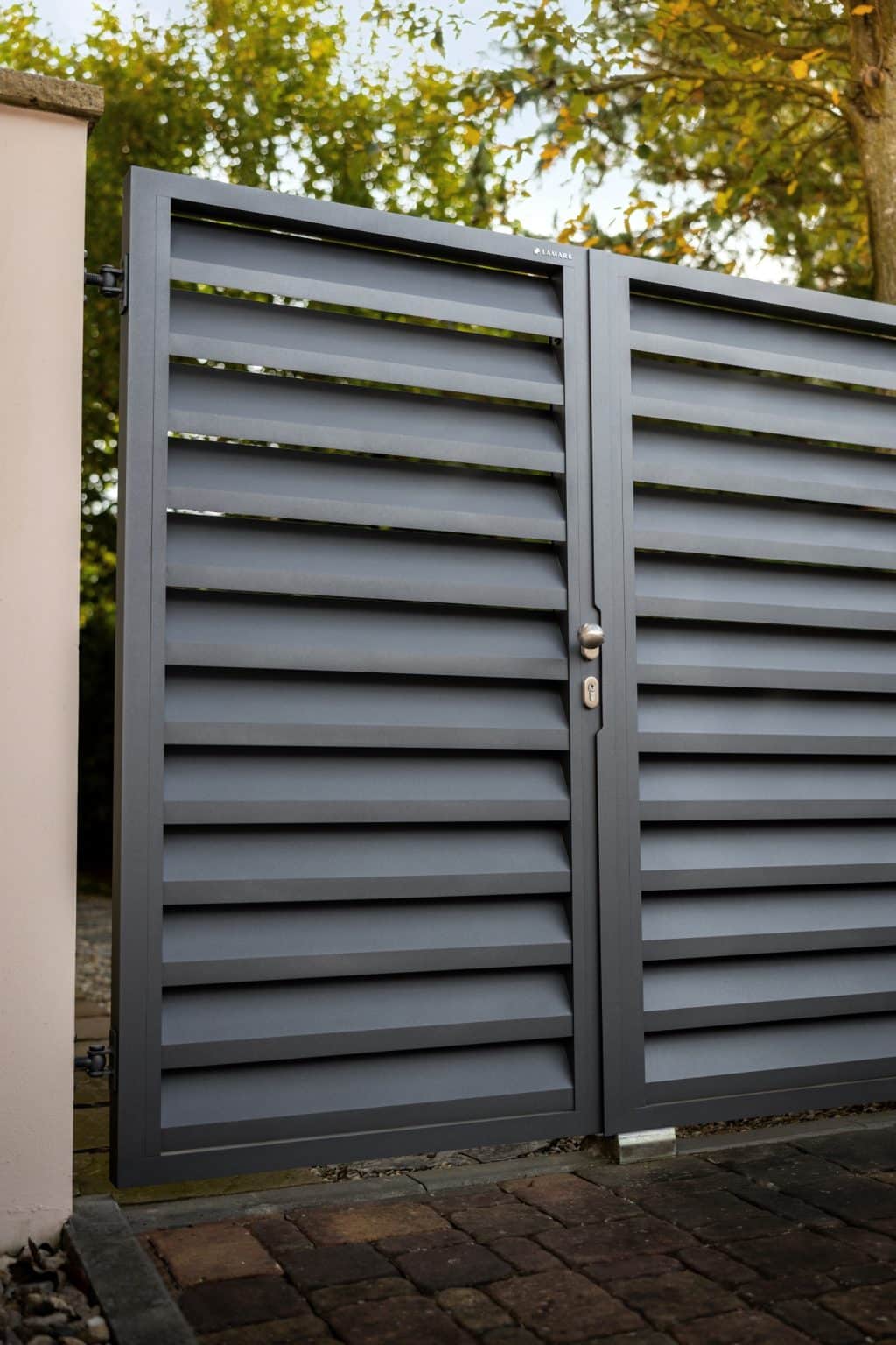 Hliníková dvoukřídlá branka LAMARK | Motiv Alicante | Šedá antracitová barva | Zděné sloupky