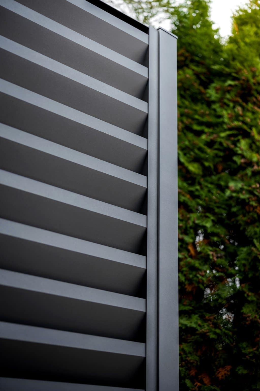 Detail hliníkového plotu LAMARK | Motiv Alicante | Šedá antracitová barva | Hliníkové sloupky LAMARK
