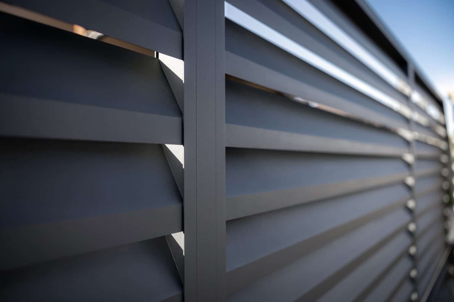 Detail hliníkové samonosné posuvné brány LAMARK | Motiv Alicante | Šedá antracitová barva | Zděné sloupky