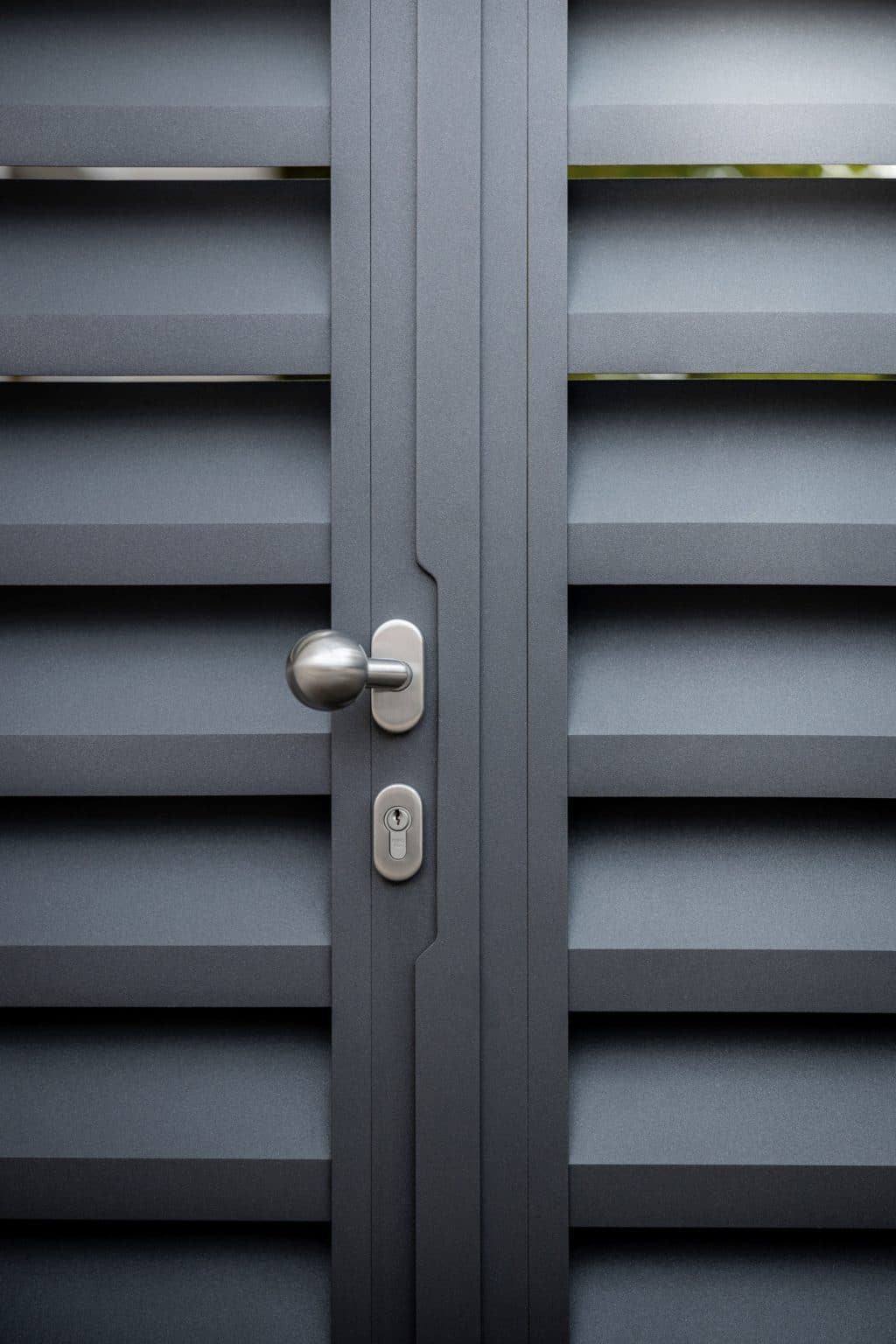 Detail kliky hliníkové branky LAMARK | Motiv Alicante | Šedá antracitová barva | Zděné sloupky a hliníkové sloupky LAMARK