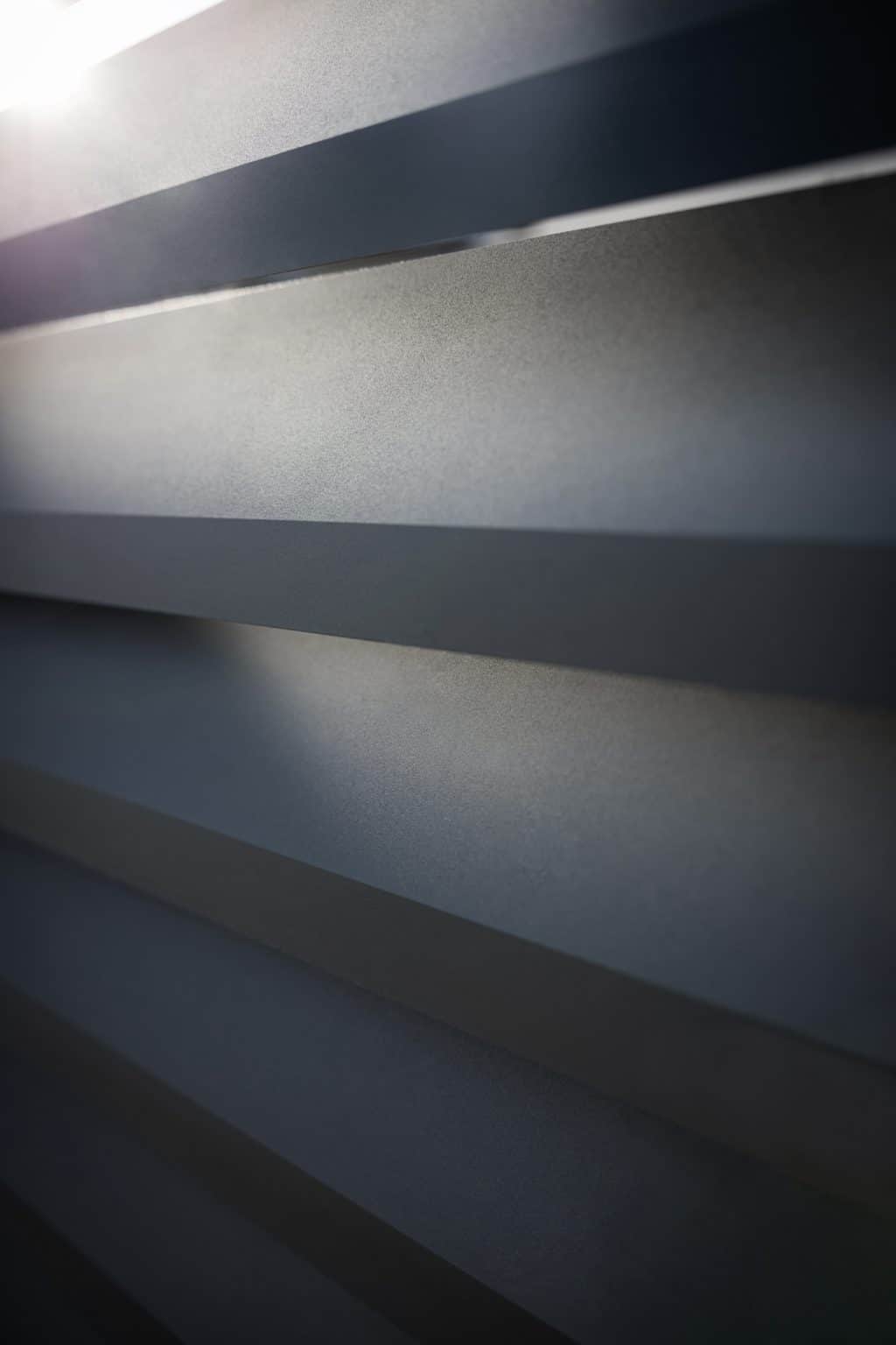 Detail motivu Alicante | Hliníkový plot LAMARK | Šedá antracitová barva | Zděné sloupky