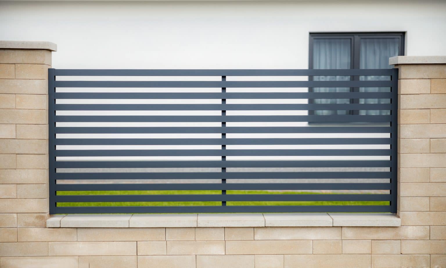 Hliníkový plot LAMARK | Motiv Avila | Šedá antracitová barva | Zděné sloupky