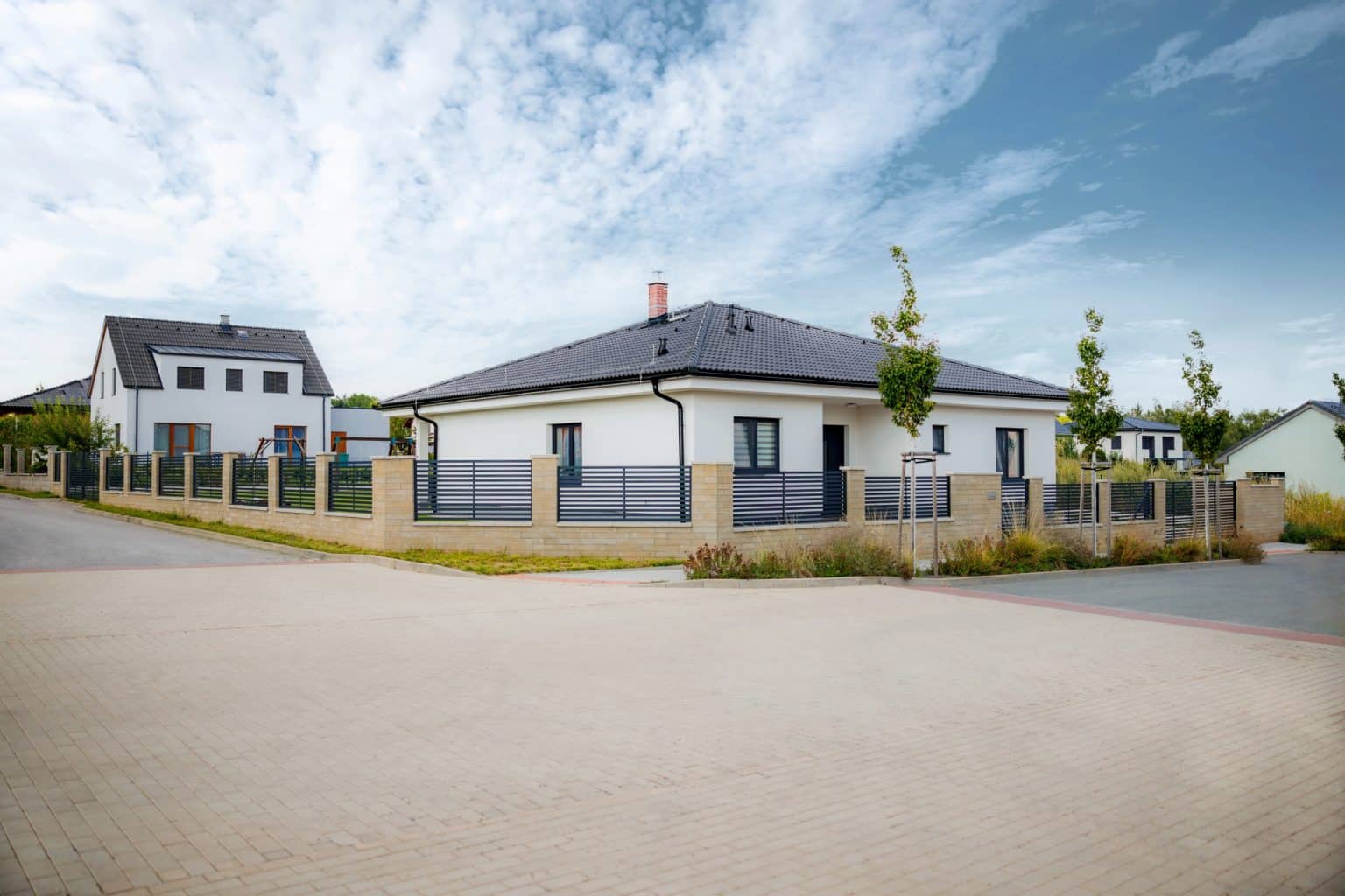 Hliníkový plot LAMARK | Motiv Avila | Šedá antracitová barva | Zděné sloupky