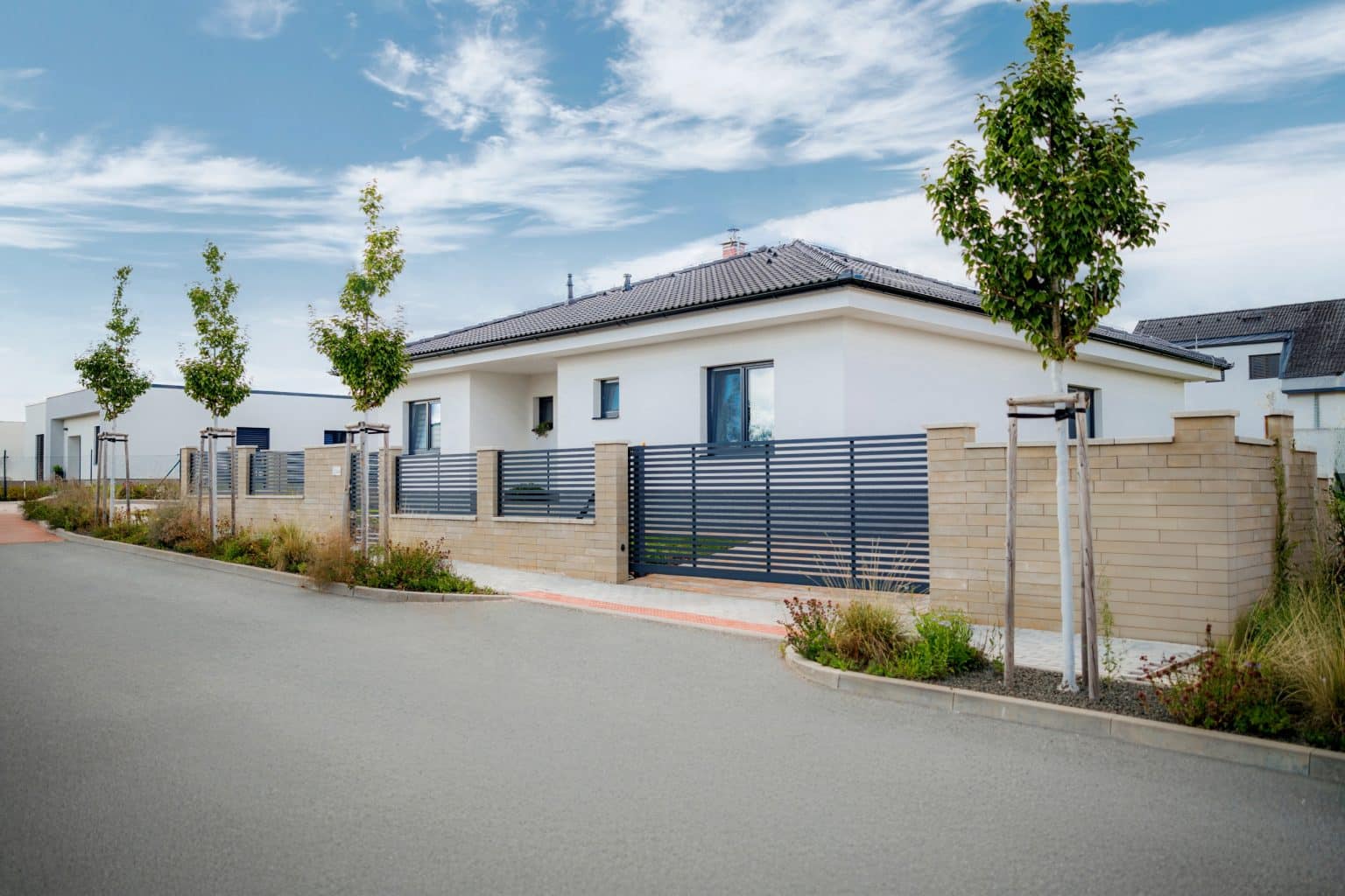 Hliníková samonosná posuvná brána a hliníkový plot LAMARK | Motiv Avila | Šedá antracitová barva | Zděné sloupky