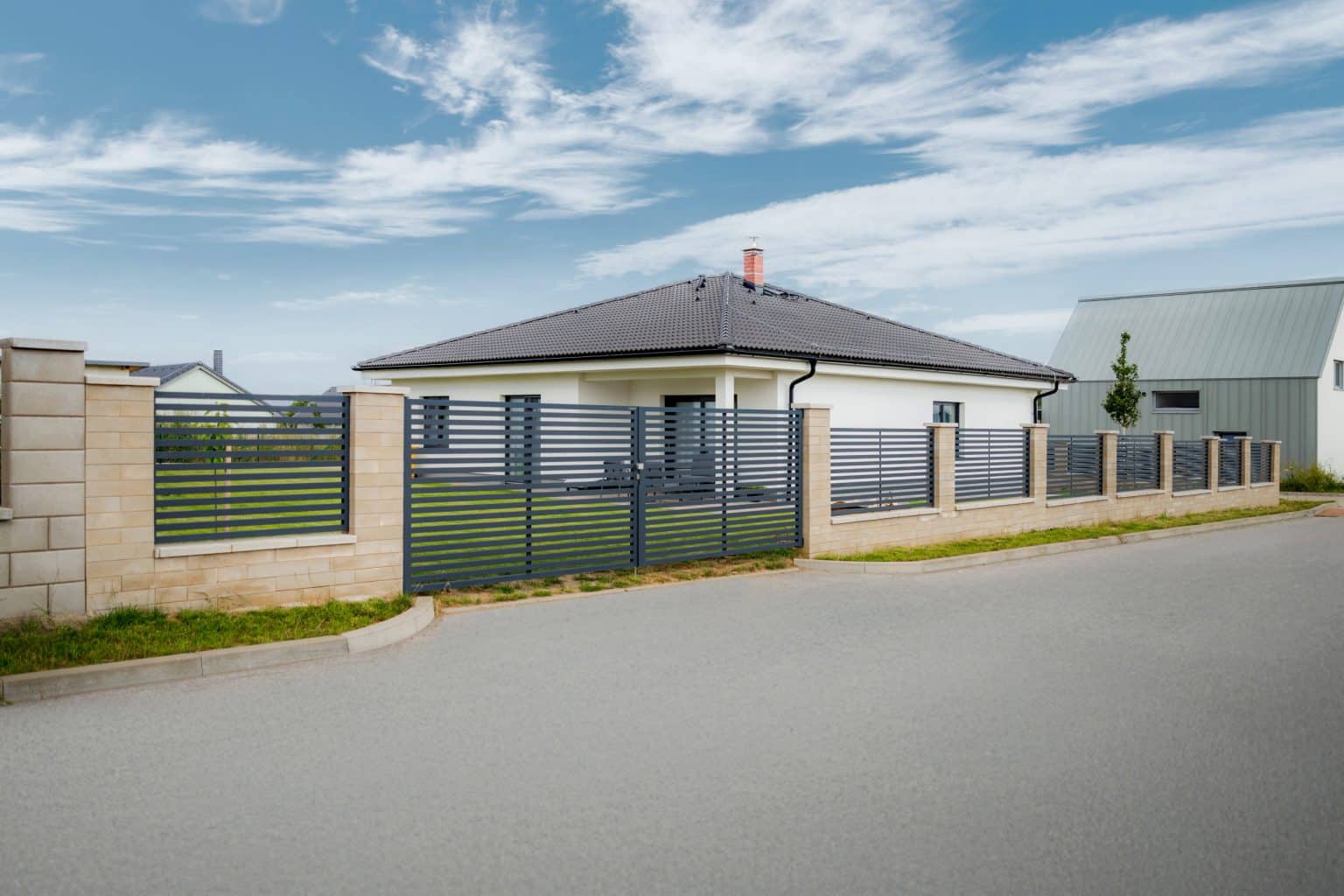 Hliníková otočná dvoukřídlá brána s ručním otevíráním a hliníkový plot LAMARK | Motiv Avila | Šedá antracitová barva | Zděné sloupky