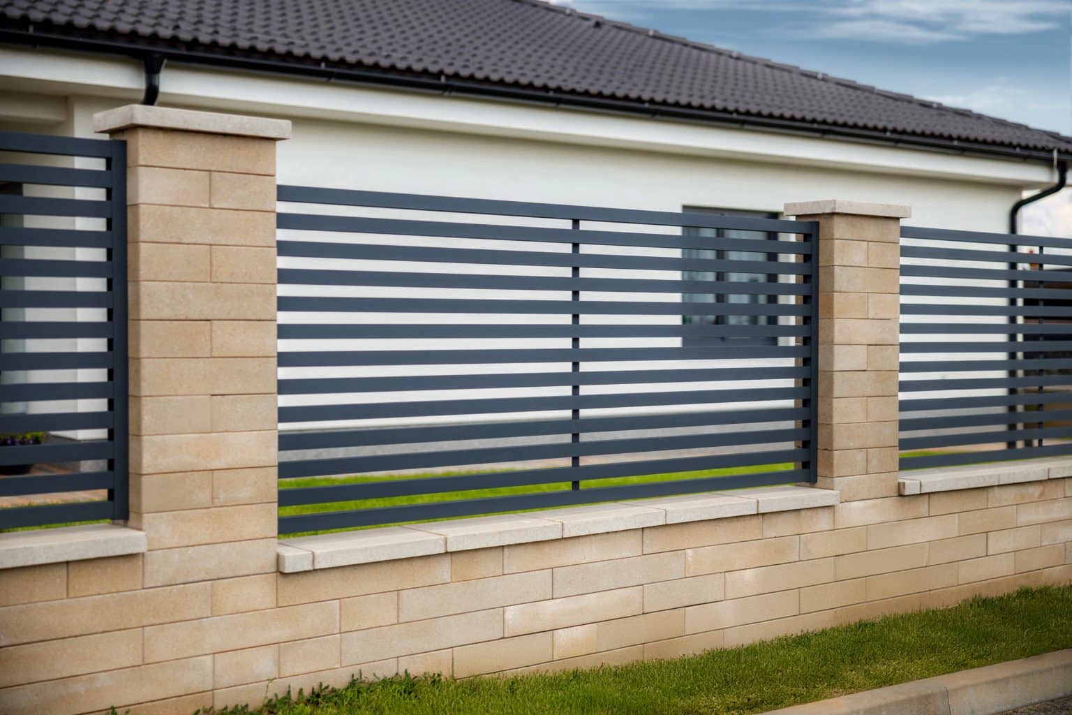 Hliníkový plot LAMARK | Motiv Avila | Šedá antracitová barva | Zděné sloupky