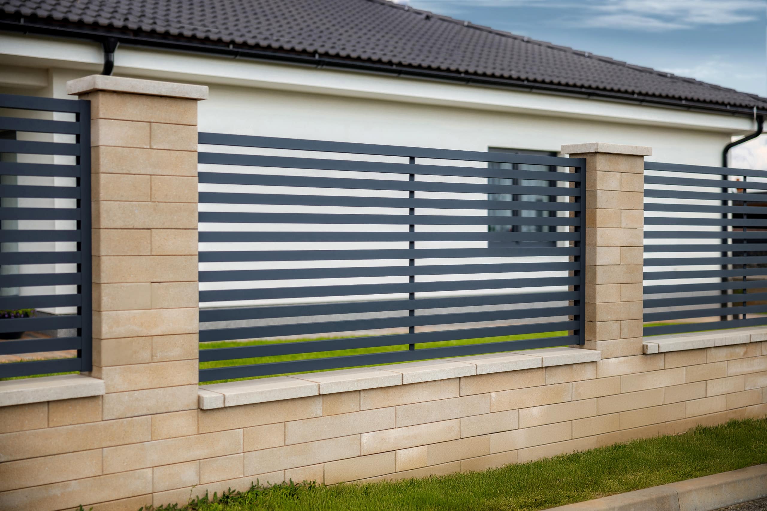 Hliníkový plot LAMARK | Motiv Avila | Šedá antracitová barva | Zděné sloupky