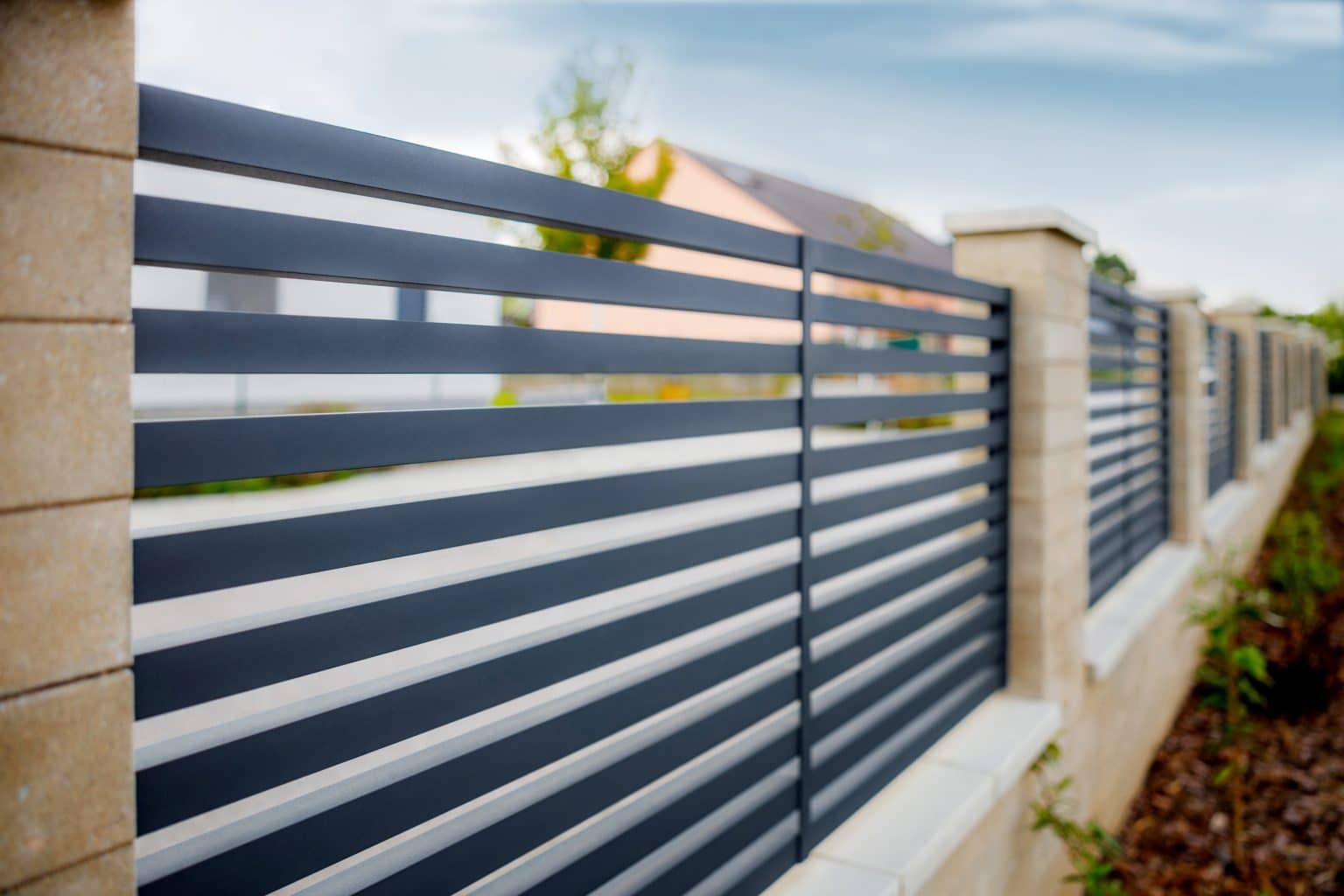 Hliníkový plot LAMARK | Motiv Avila | Šedá antracitová barva | Zděné sloupky