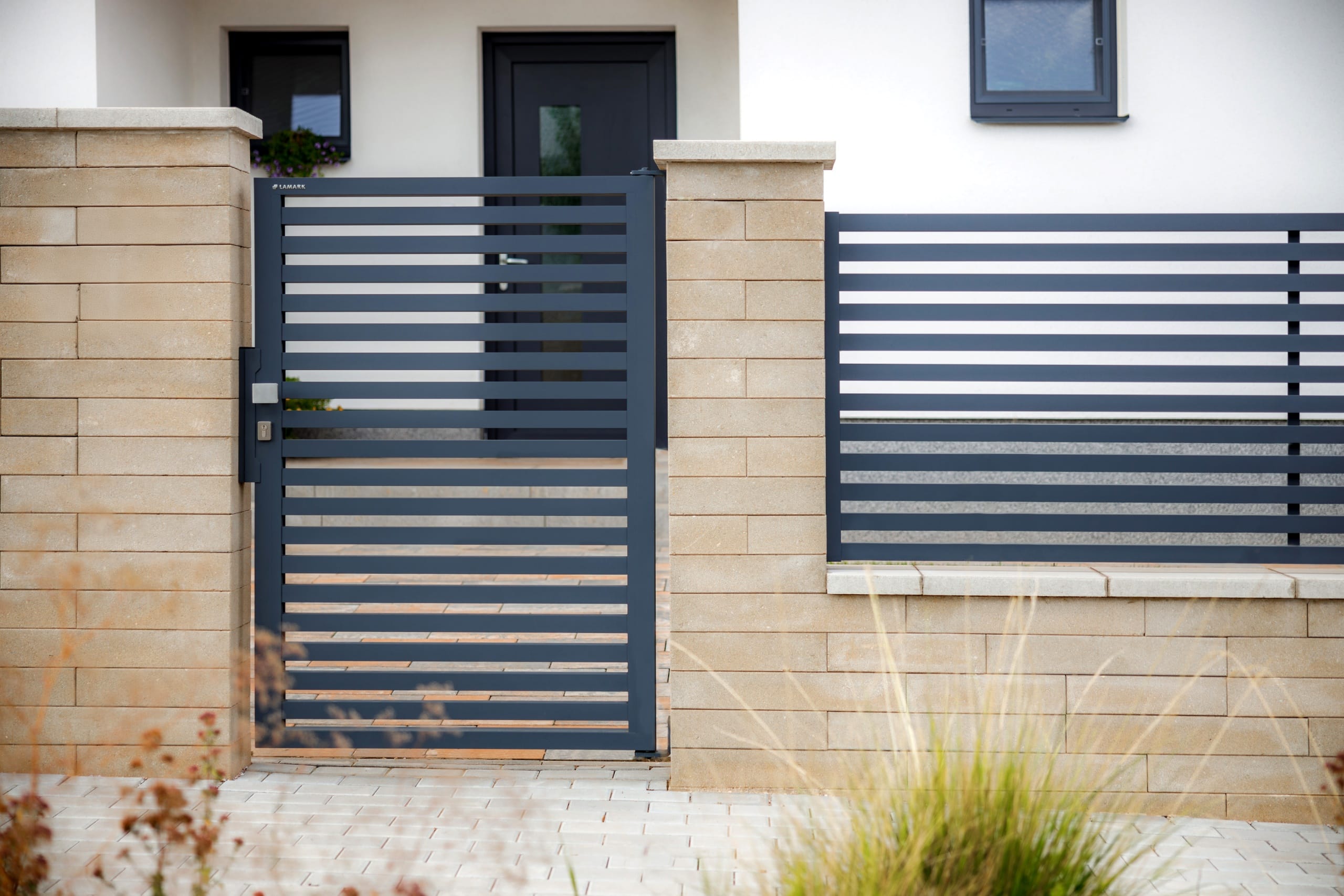 Hliníková jednokřídlá branka LAMARK | Motiv Avila | Šedá antracitová barva | Zděné sloupky