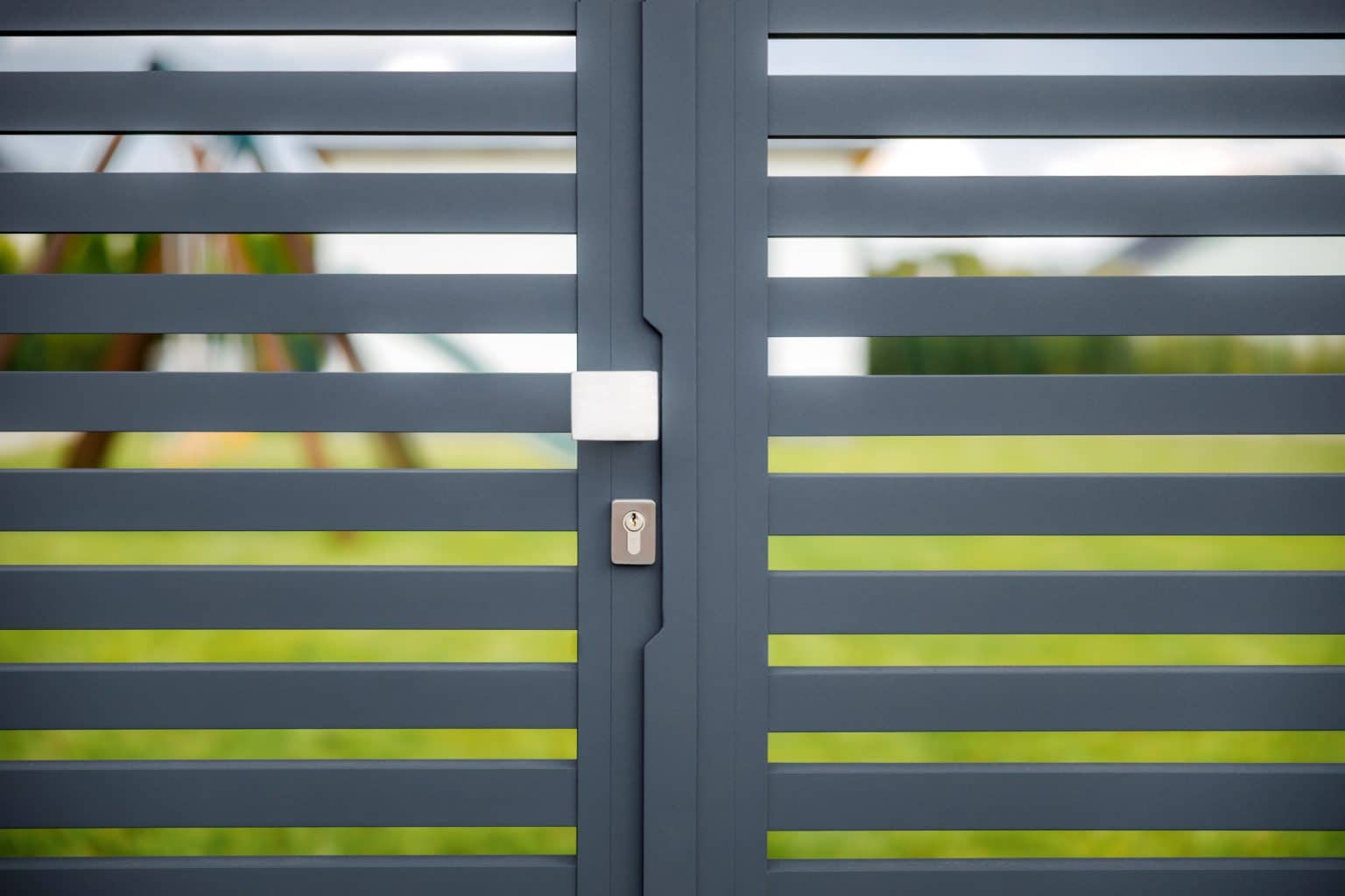 Detail otevírání hliníkové otočné dvoukřídlé brány LAMARK s ručním otevíráním | Motiv Avila | Šedá antracitová barva | Zděné sloupky