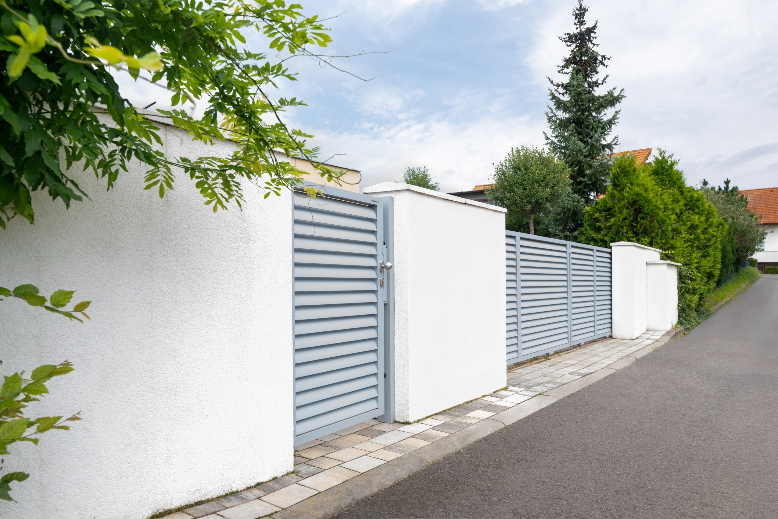 Hliníkový plot LAMARK | Motiv Viana | Stříbrná hliníková barva | Zděné sloupky