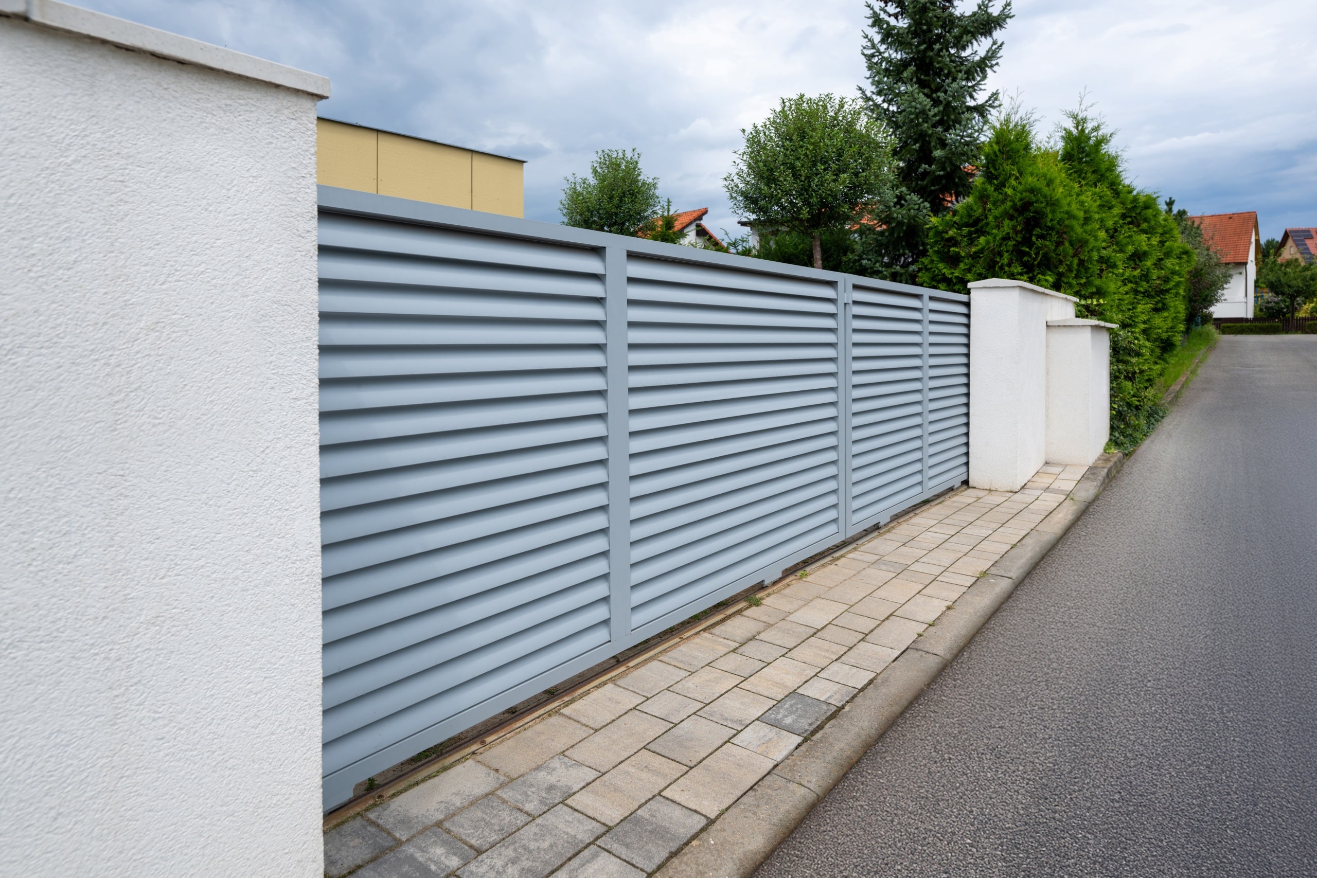 Hliníková brána posuvná po kolejnici LAMARK | Motiv Viana | Stříbrná hliníková barva | Zděné sloupky