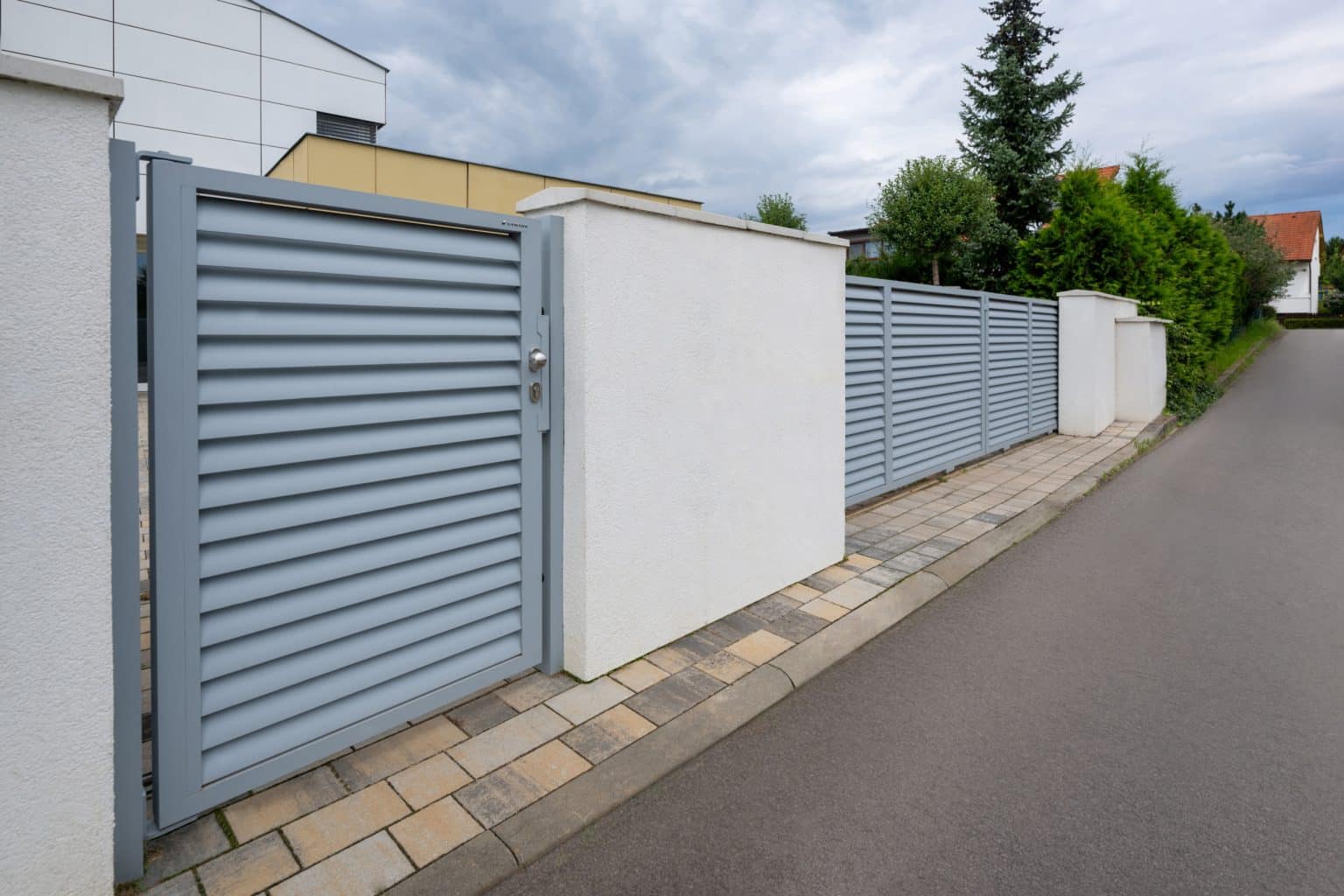 Hliníkový plot LAMARK | Motiv Viana | Stříbrná hliníková barva | Zděné sloupky