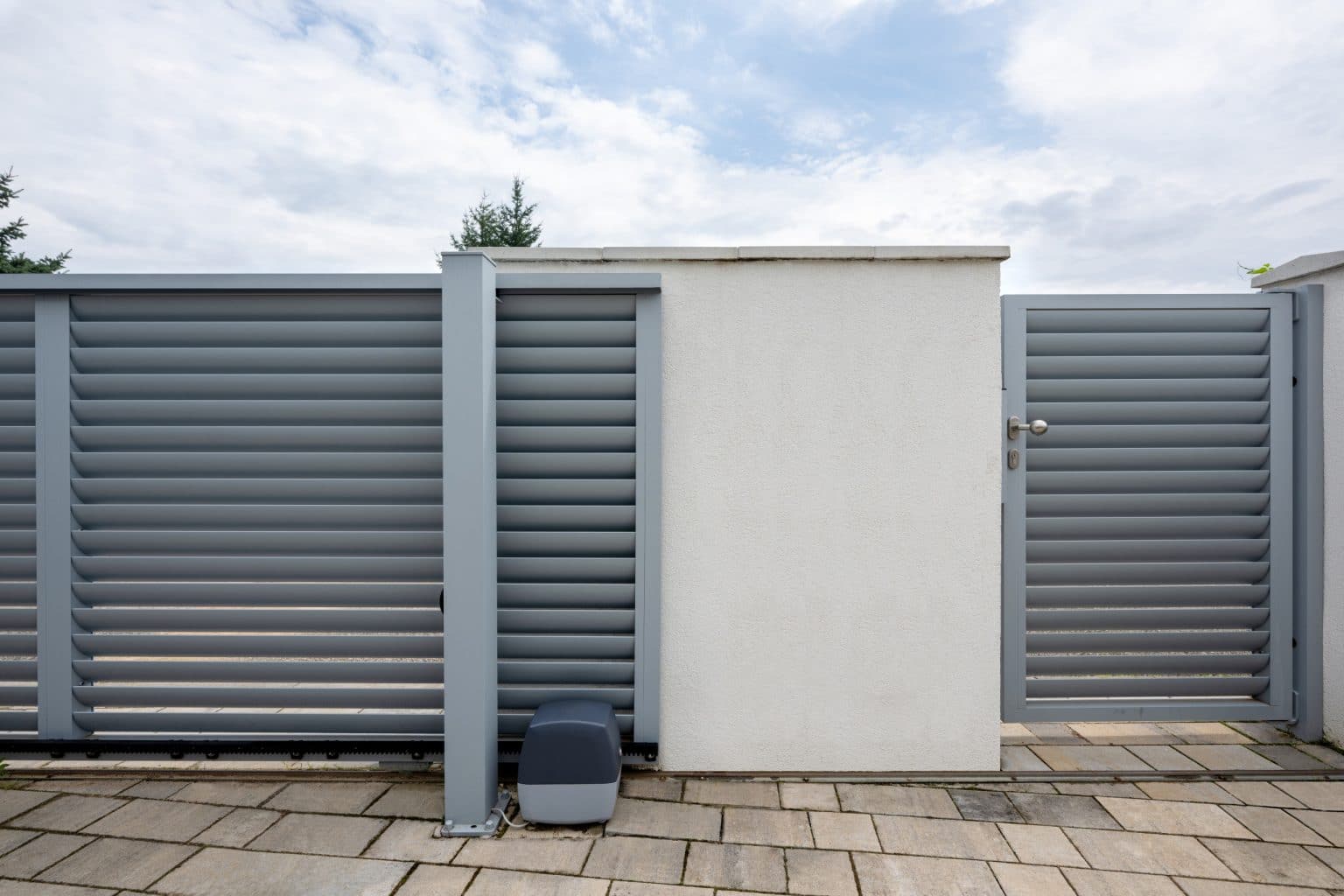 Hliníková brána posuvná po kolejnici a branka LAMARK | Motiv Viana | Stříbrná hliníková barva | Zděné sloupky