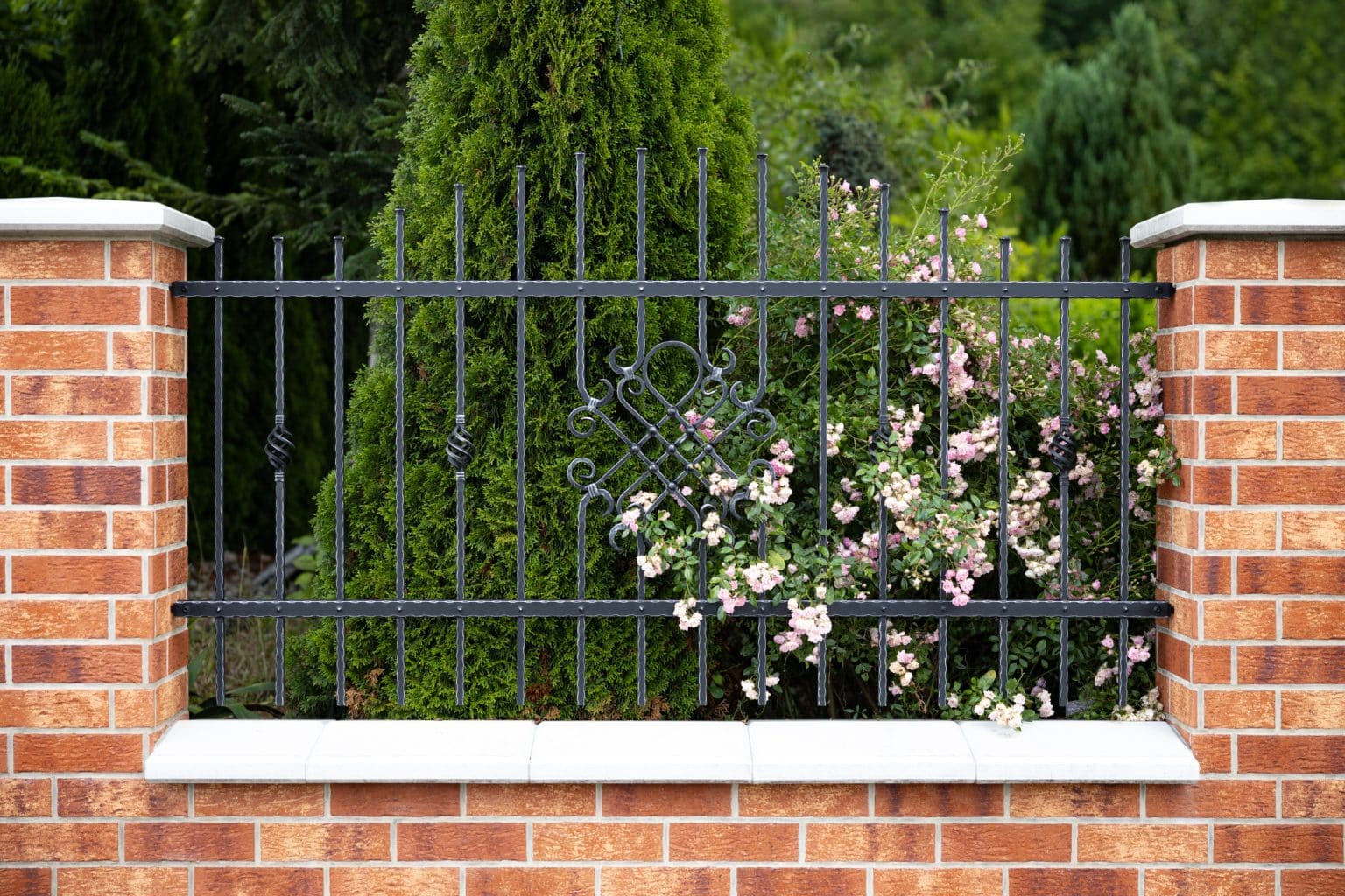 Kovaný plot LAMARK | Motiv Bangkok | Dekor Nice | Černá kovářská barva | Stříbrná patina | Svařované s nýty | Oklepávané provedení | Okované konce