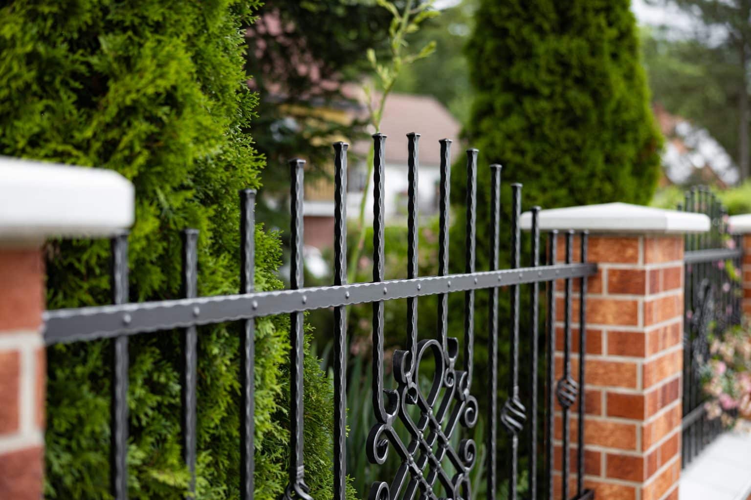 Kovaný plot LAMARK | Motiv Bangkok | Dekor Nice | Černá kovářská barva | Stříbrná patina | Svařované s nýty | Oklepávané provedení | Okované konce