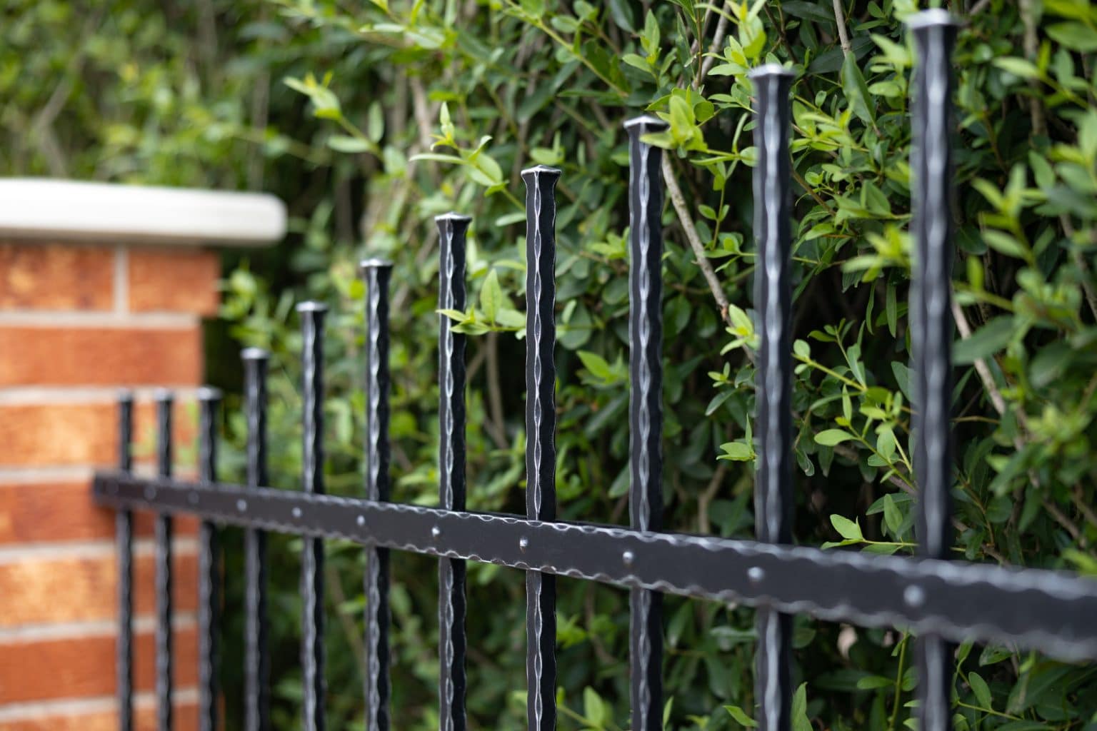 Detail motivu Bangkok v oklepávaném provedení s okovanými konci | Kovaný plot LAMARK | Dekor Nice | Černá kovářská barva | Stříbrná patina | Svařované s nýty