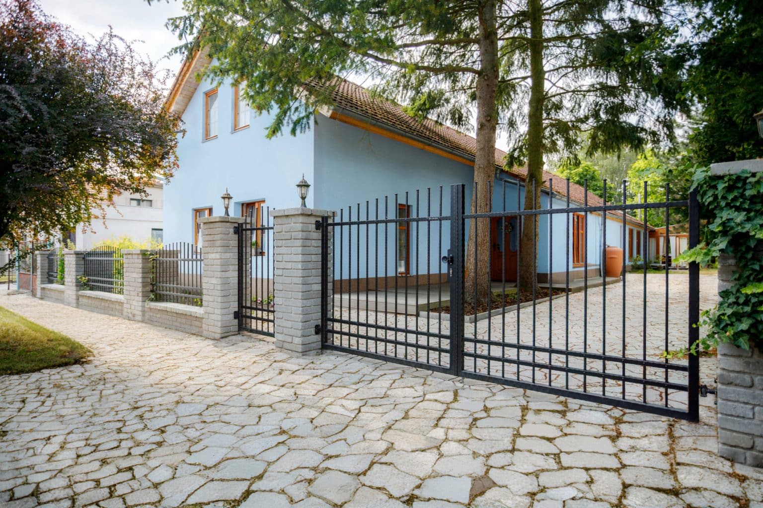 Kovaný plot LAMARK | Motiv Detroit | Černá kovářská barva | Měděná patina | Svařované s nýty | Oklepávané provedení | Okované konce | Zděné sloupky