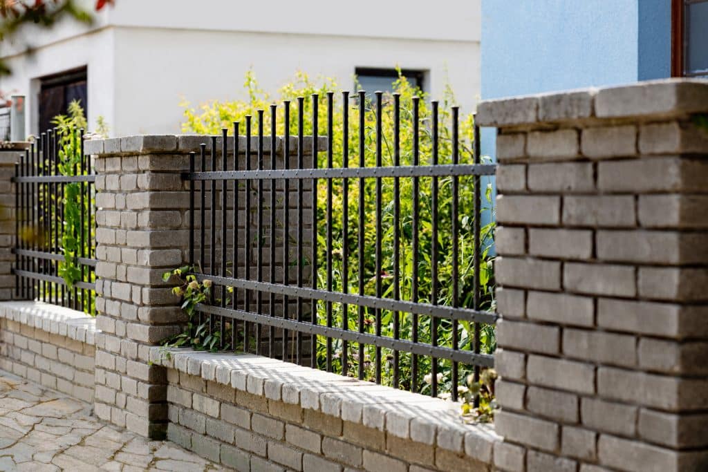 Kovaný plot LAMARK | Motiv Detroit | Černá kovářská barva | Měděná patina | Svařované s nýty | Oklepávané provedení | Okované konce | Zděné sloupky