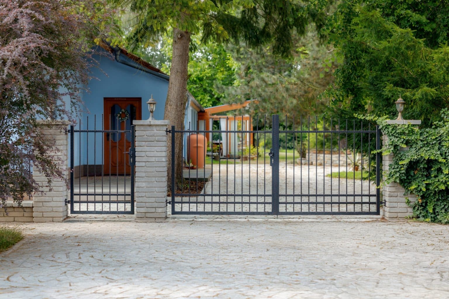 Kovaná branka a dvoukřídlá otočná brána LAMARK | Motiv Detroit | Černá kovářská barva | Měděná patina | Svařované s nýty | Oklepávané provedení | Okované konce | Zděné sloupky